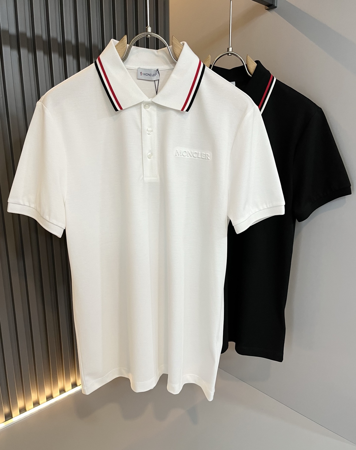 NO:137616,MON Meng**kou 2025 spring and summer new men's original single men's short-sleeved POLO shirt, trading company goods, and the official website is available at the same time!  This type of basic items is a must-see every season. It is equipped with imported pearl mesh cotton, which has both comfort and breathability, and the overall visual value is full. The chest logo is glue-proofed!  A single item with extremely high dressing rate!  Standard style and tailoring, comfortable stretching, and unrestrained exercise!  The lapel design meets the needs of simple styles, while having strong practical wearability, high-end, atmospheric and high-end!  Universal and versatile model. Size M-3XL, T-shirt, alexander wang19860909MON蒙**口2025春夏新款男士原单男士短袖POLO衫,贸易公司货,官网同步发售！此类型的基础单品是每季必出现的,客供进口珠地网眼棉,舒适性与透气性兼备,整体视觉值满分,胸前标志logo压胶修饰！穿搭率极高的单品！版型剪裁标准,伸展舒适,运动无拘束！翻领的设计在满足简约的风格上的需求同时,实穿性强,高端大气上档次！ 万能百搭款.尺码M-3XL,,T-shirt,alexander wang,Men's clothing