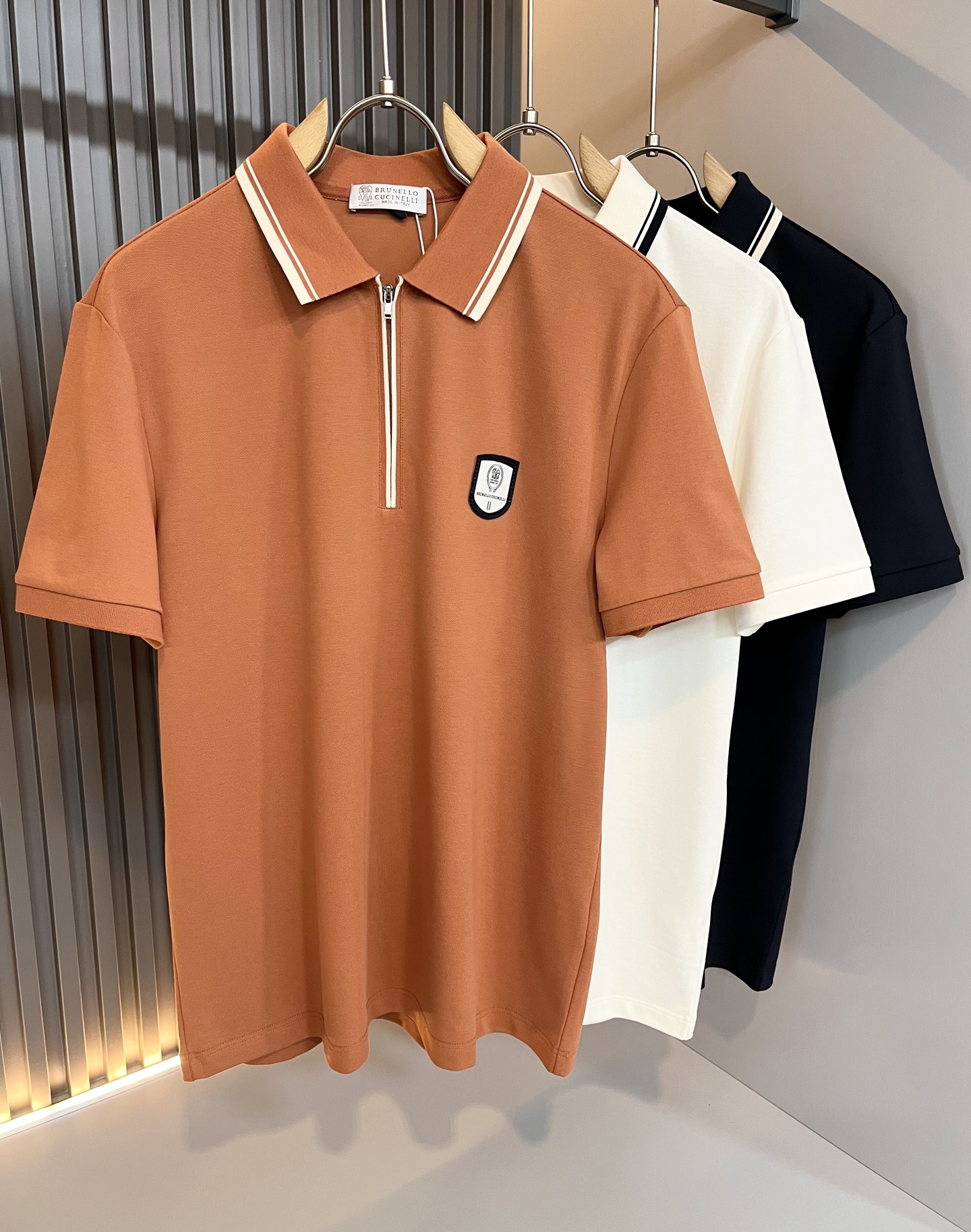 NO:137603,BC-Brunello Cucineli 2025 spring and summer new men's short-sleeved Polo shirt, a fashionable and versatile item that many celebrities love to wear!  The LOGO leather on the chest is super beautiful. Friends who like classic and simple must not miss this one!  The calm and atmospheric brand style has always been favored by the upper class! It is also the best choice for fashionable items!  The upper body is so handsome, highly recommended!  !  !  In addition to its brand added value, the biggest attraction of this short sleeve is that this short sleeve has a high cost-effectiveness in terms of color and material!  Customized original exclusive mesh cotton material design!  Environmentally friendly washing, customized fabrics, pre-shrinkage treatment to ensure a crisp style. The combed cotton fabric feels super soft and smooth and sweat-absorbing!  The wash water does not deform, the feel is comfortable and smooth, the upper body is soft and comfortable, the classic fashionable lapel design is simple and not complicated, and it is very pleasing to the eye!  Code number M-3XL, brunello cucinelli, T-shirt, alexander wang19860909BC-Brunello Cucineli 2025春夏新款男士短袖Polo衫,众多明星都爱穿的时尚百搭单品！胸前LOGO皮革超级好看,喜欢经典简约的朋友,一定不能错过了这款！沉稳大气的品牌风格一直以来备受上层人士的青睐!也是时尚单品的不二之选！ 上身帅到爆了,强烈推荐！！！这件短袖最大的吸引力除了他本身的品牌附加值,更加肯定的是这款短袖无论在颜色搭配还是材质上都有很高的性价比！ 定制原版专属网眼棉材质设计！环保水洗,定制面料,预缩处理,确保版型的挺括,精梳棉面料手感超柔顺滑又吸汗！洗水不变形,手感舒适顺滑,上身柔和舒适,经典的时尚翻领设计,精简不繁,很是耐看！码数M-3XL,,brunello cucinelli,T-shirt,alexander wang,Men's clothing