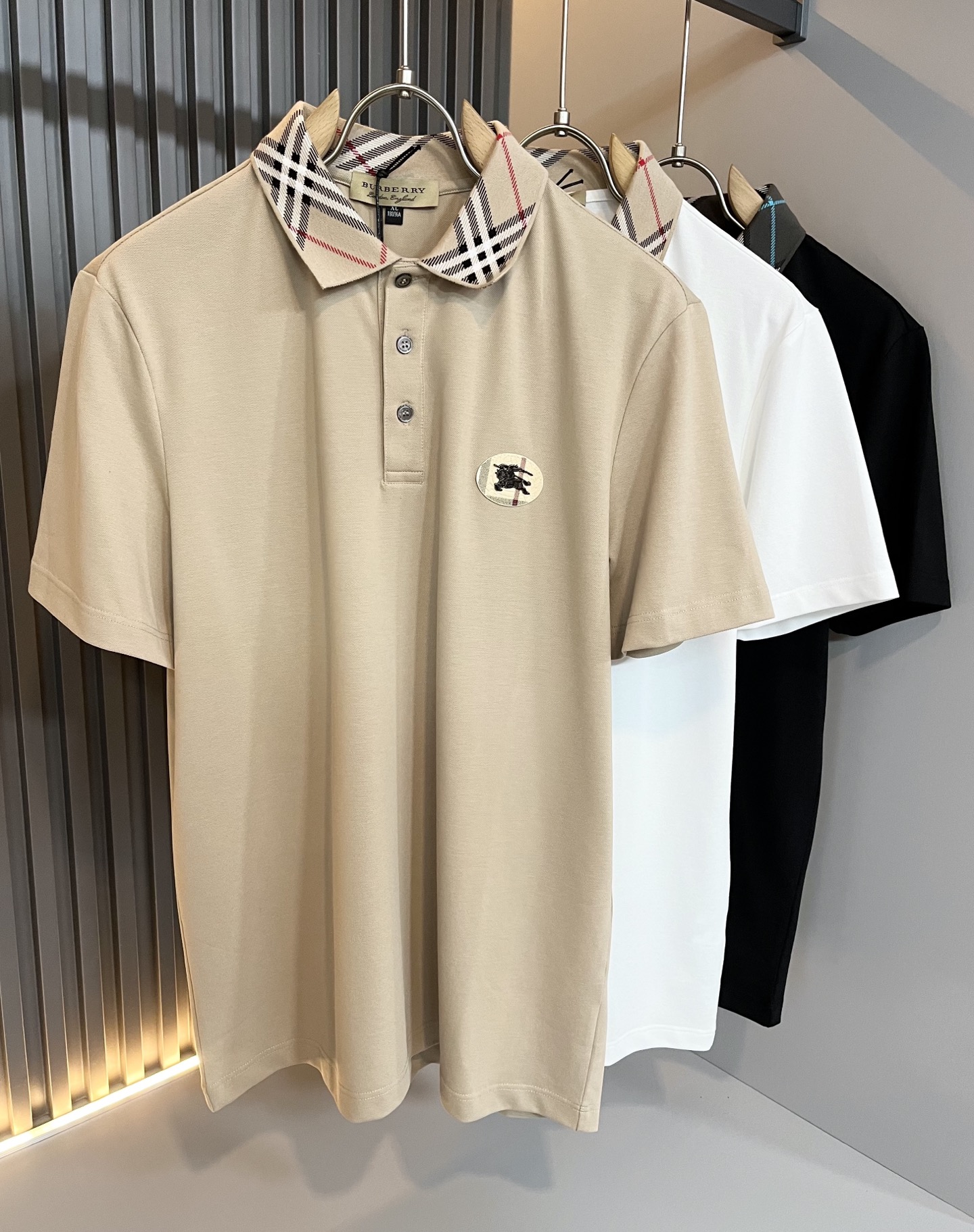 NO:137612,Bur*erry 2025 spring and summer new men's short-sleeved Polo shirt, the latest brand design element!  Neither monotonous nor complicated, it shows taste just right!  Customer-supplied top-quality custom bead flooring fabrics!  Comfortable, sweat-absorbing and breathable, the unique high-end fabric presents a simple and elegant temperament!  Clarinet plaid pattern design!  Leather logo pattern design on chest!  Full three-dimensional! Standard cutting design!  Every detail is a synchronized with high-end fashion. Size: M-3XL, burberry, T-shirt, alexander wang19860909Bur*erry 巴*莉 2025春夏新款男士短袖Polo衫,品牌最新设计元素！既不单调也不复杂,恰到好处的展现品味！客供顶级定制珠地棉面料！舒适吸汗透气根本不在话下,面料独具的高奢感呈现简约优雅气质！领口格子图案设计！胸前皮革logo图案设计！饱满立体!标准裁剪设计！每一处细节都是与高端时尚同步的体现.尺码:M-3XL,,burberry,T-shirt,alexander wang,Men's clothing