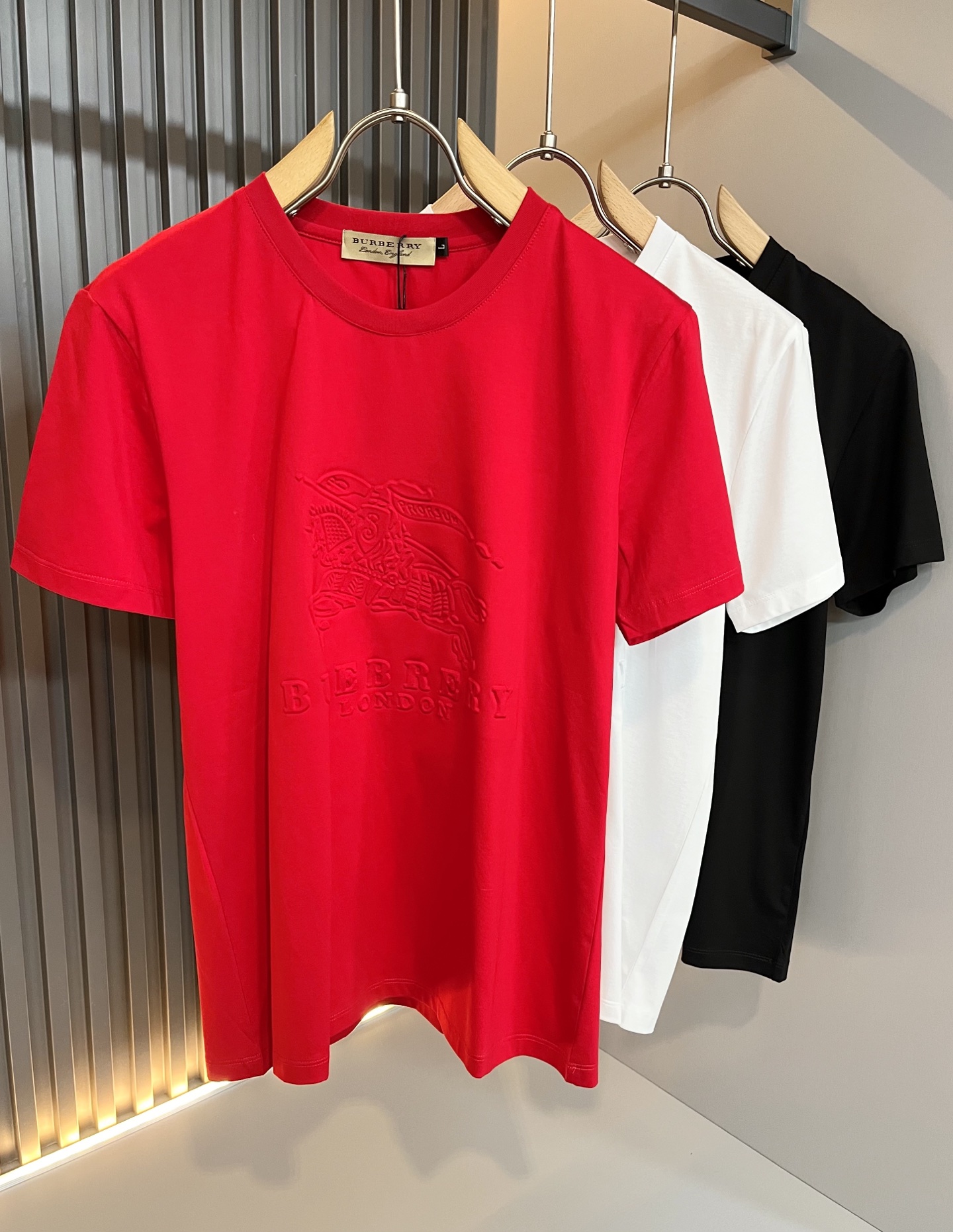 NO:141496,BURBER*Y Ba*li's new short-sleeved T-shirt in spring and summer 2025 is coming, and is made of a popular environmentally friendly mercerized cotton fabric recently. It is a high-end outdoor sports and leisure series, which is very popular in sports!  BUR's latest special material, coated glue logo pattern design!  Fabric is also called memory cloth, which refers to fabrics with morphological memory functions. It instantly kills all versions on the market. It can only be said that it is not a level of existence at all. Whether it is material, detail restoration and craftsmanship, you are not afraid of any challenges. Just to contribute wonderful products to everyone. As always, it is consistent. A style that implements the core concept of BUR will be closely tied to fashion, always maintaining perfection, a simple but not simple design style perfectly meets the outfit you need in daily life. Size: M-3XL, burberry, T-shirt, tees, t-shirt, alexander wang19860909BURBER*Y巴*莉2025春夏新品短袖T恤,重磅来袭,最近比较火热的环保丝光棉面料制作而成,高端户外运动休闲系列,非常火热运动风潮！BUR最新研发的特殊材质,衣身压胶logo图案设计！面料也叫记忆布,是指具有形态记忆功能的面料,秒杀市面上一切版本,只能说根本就不是一个级别的存在,不管是材质还是细节还原度以及工艺制作方面,不惧任何挑战,只为给大家奉献绝妙产物一如既往,始终如一,贯彻了BUR核心理念的一个款式将与时尚紧紧的捆绑在一起,时刻保持完美,简约而不简单的的设计风格,完美的满足了你日常所需要的穿搭.尺码:M-3XL,,burberry,T-shirt,tees，t-shirt,alexander wang,Men's clothing