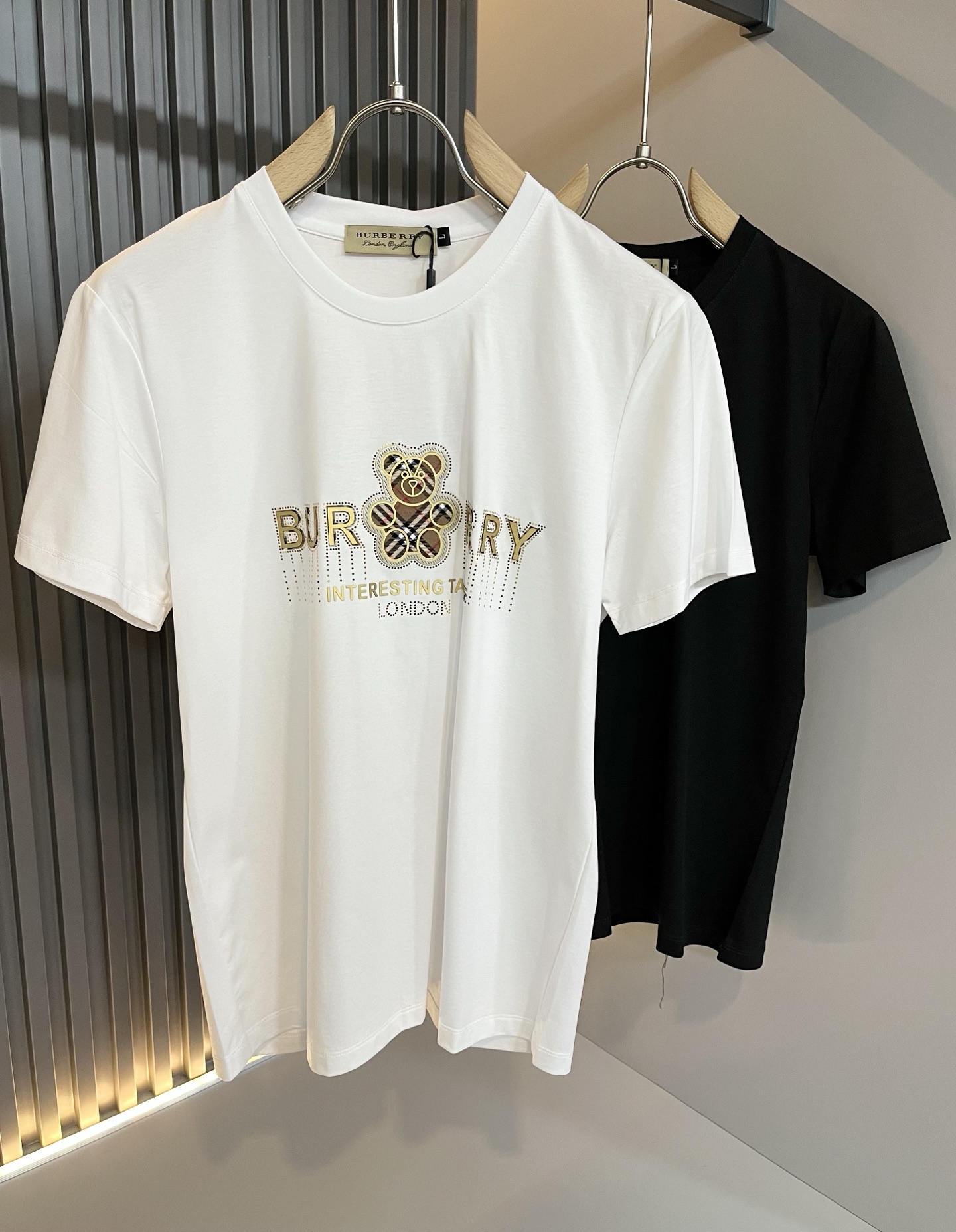 NO:137608,BURBER*Y Ba*li's new short-sleeved T-shirt in spring and summer 2025 is coming, and is made of a popular environmentally friendly mercerized cotton fabric recently. It is a high-end outdoor sports and leisure series, which is very popular in sports!  BUR's latest special material, coated glue logo pattern design!  Fabric is also called memory cloth, which refers to fabrics with morphological memory functions. It instantly kills all versions on the market. It can only be said that it is not a level of existence at all. Whether it is material, detail restoration and craftsmanship, you are not afraid of any challenges. Just to contribute wonderful products to everyone. As always, it is consistent. A style that implements the core concept of BUR will be closely tied to fashion, always maintaining perfection, a simple but not simple design style perfectly meets the outfit you need in daily life. Size: M-3XL, burberry, T-shirt, tees, t-shirt, alexander wang19860909BURBER*Y巴*莉2025春夏新品短袖T恤,重磅来袭,最近比较火热的环保丝光棉面料制作而成,高端户外运动休闲系列,非常火热运动风潮！BUR最新研发的特殊材质,衣身压胶logo图案设计！面料也叫记忆布,是指具有形态记忆功能的面料,秒杀市面上一切版本,只能说根本就不是一个级别的存在,不管是材质还是细节还原度以及工艺制作方面,不惧任何挑战,只为给大家奉献绝妙产物一如既往,始终如一,贯彻了BUR核心理念的一个款式将与时尚紧紧的捆绑在一起,时刻保持完美,简约而不简单的的设计风格,完美的满足了你日常所需要的穿搭.尺码:M-3XL,,burberry,T-shirt,tees，t-shirt,alexander wang,Men's clothing