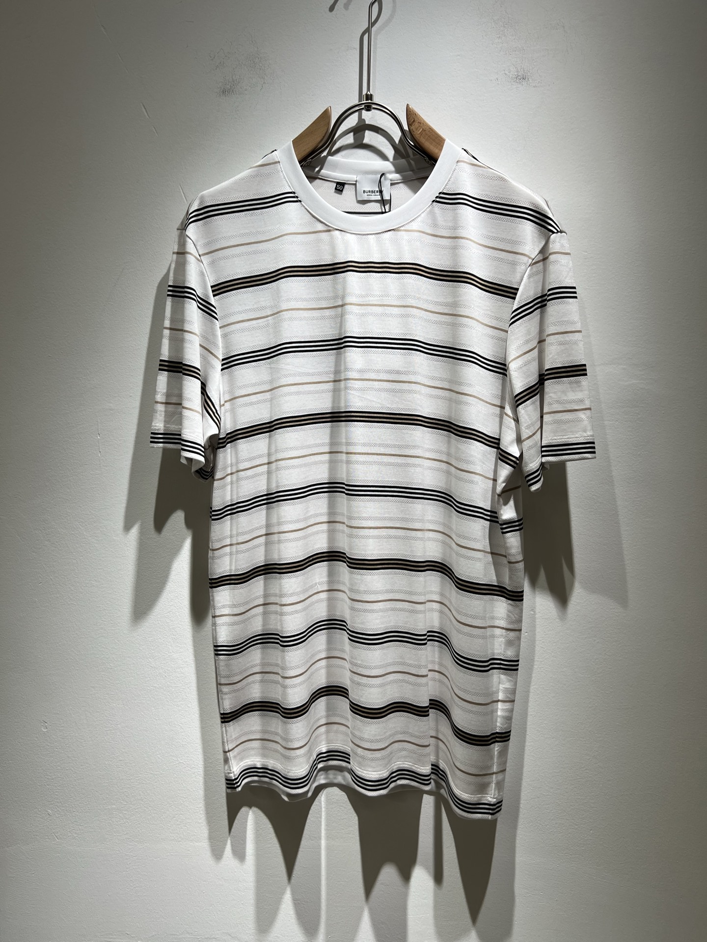 NO:137641,BURBER*Y Ba*li's new spring and summer 2025 new men's striped short-sleeved T-shirt is coming, and it is made of a popular environmentally friendly pure cotton fabric recently. It is a high-end outdoor sports and leisure series, which is very popular in sports trend!  BUR's latest special material, fabric, also called memory cloth, refers to fabrics with morphological memory functions, which instantly kills all versions on the market. It can only be said that it is not a level at all. Whether it is material, detail restoration and craftsmanship, you are not afraid of any challenges. Just to contribute wonderful products to everyone. As always, it is consistent. A style that implements the core concept of BUR will be closely tied to fashion, always maintaining perfection, a simple but not simple design style perfectly meets the outfit you need in daily life. Size: M-3XL., burberry, T-shirt, tees, t-shirt, alexander wang19860909BURBER*Y巴*莉2025春夏新品男士条纹短袖T恤,重磅来袭,最近比较火热的环保纯棉面料制作而成,高端户外运动休闲系列,非常火热运动风潮！BUR最新研发的特殊材质,面料也叫记忆布,是指具有形态记忆功能的面料,秒杀市面上一切版本,只能说根本就不是一个级别的存在,不管是材质还是细节还原度以及工艺制作方面,不惧任何挑战,只为给大家奉献绝妙产物一如既往,始终如一,贯彻了BUR核心理念的一个款式将与时尚紧紧的捆绑在一起,时刻保持完美,简约而不简单的的设计风格,完美的满足了你日常所需要的穿搭.尺码:M-3XL.,,burberry,T-shirt,tees，t-shirt,alexander wang,Men's clothing