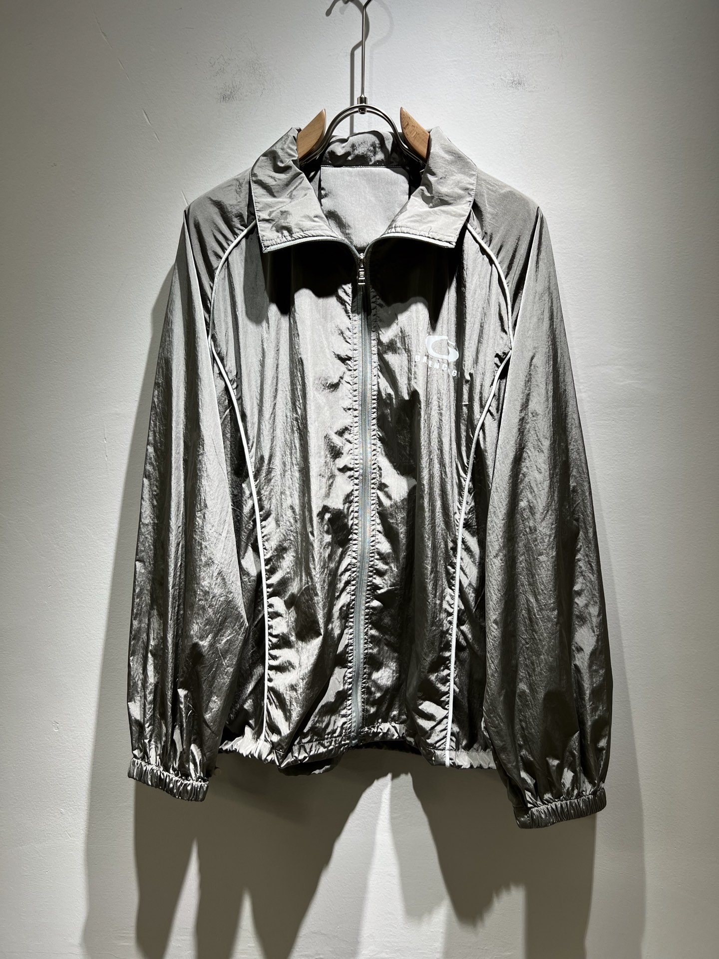 NO:137625,BALENCI*GA Paris* Home 2025 spring and summer casual set, the latest fashionable casual set, trading company channels are rare, and it is released on the official website at the same time. The most anticipated high-quality products of the male god and goddess are coming, making you feel what it means to be truly high and luxurious! The upper body is comfortable, light and not stuffy, poplin cotton fabric!  Give you the most enjoyable dressing experience!  Logo printing pattern design!  Perfectly enhance the overall sense of luxury and class, and you can get a high-end luxury atmosphere at a glance! The basic conventional hooded jacket style cut is versatile and simple on the upper body, and it is easy to deal with various occasions and environments. It is undoubtedly a must-have item for daily commuting! Size M-2XL, balenciaga, jackets & coats, hats, alexander wang19860909BALENCI*GA巴黎*家 2025春夏休闲套装,最新时尚休闲套装,贸易公司渠道稀出,同步官网发售,男神女神最为期待的精品狠货重磅来袭,让你感受到什么叫真正的高奢有内涵!上身舒适轻盈不闷热, 府绸棉面料！给你最为享受的穿着体验！Logo印花图案设计！完美提升了整体的奢华档次感,一眼就能Get到的高端奢华气息!基础常规的连帽夹克版型裁剪,上身百搭简约不挑人,轻松应对各种场合与环境,属于日常通勤必备的臻品无疑!尺码M-2XL,,balenciaga,jackets & coats,hats,alexander wang,Men's clothing