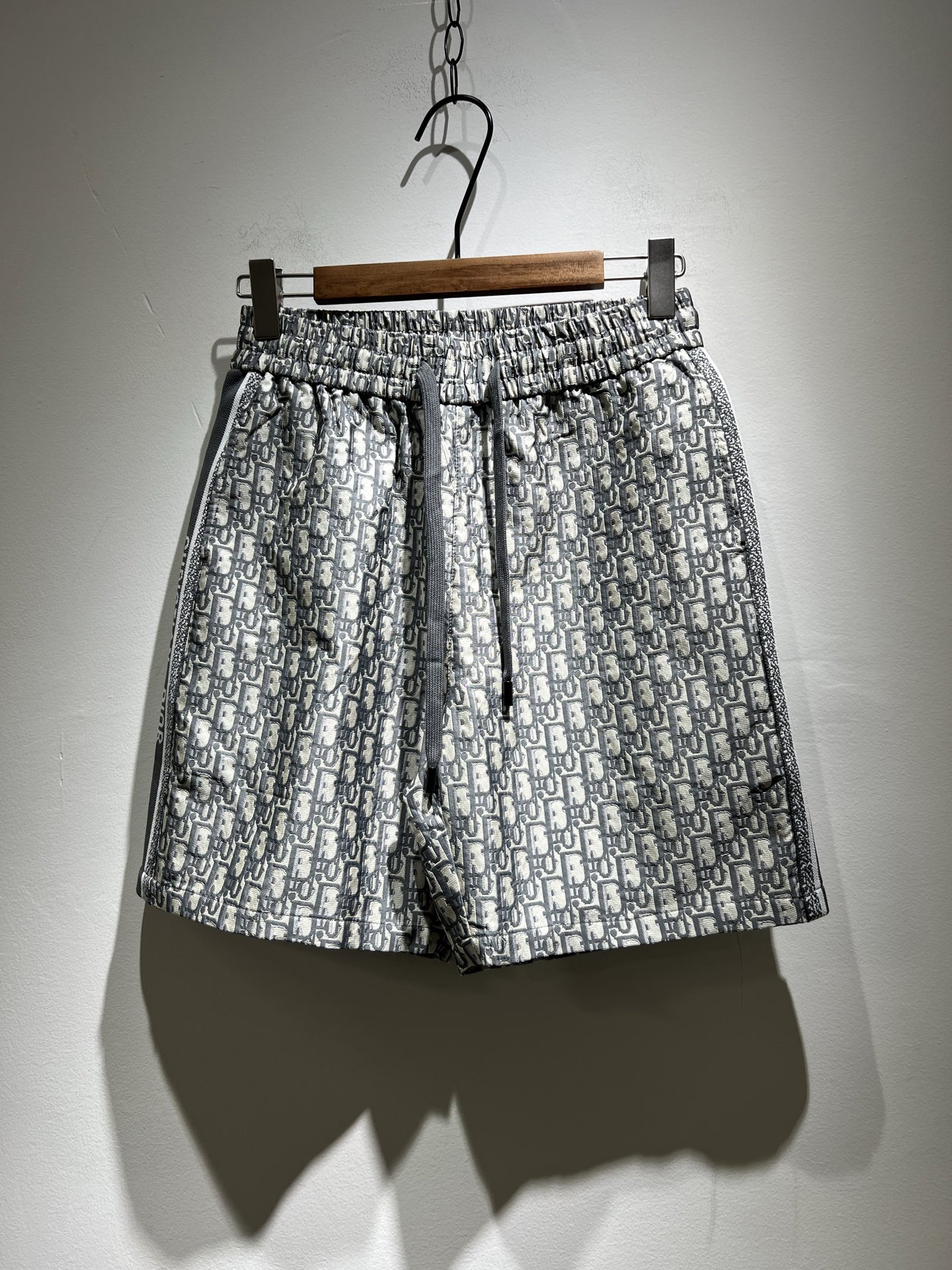 NO:137623,Dio*Di*Ao 2025 Spring and Summer New Style for Men and Women's Same Casual Drawstring Denim Shorts, Men and Women's Same Style!  Panoramic crochet camouflage pattern modification!  Fashionable sports and casual shorts!  The fabric is made of imported pure cotton!  Made of customized exclusive fabrics, the fabric feels solid, thick, soft and soft, and is very skin-friendly and comfortable to wear with close body. It is also extremely breathable and hygroscopic. It is the first choice for shorts in summer!  Manman brand logo products!  Integrate the avant-garde street atmosphere into this item, exuding a sense of vitality and youthful fashion!  Casual short pants cut out, easy to control for both men and women!  Recommended treasures that are hard to come by, don’t miss them if you like them!  Size M-3XL, dior, shorts, alexander wang19860909Dio*迪*奥 2025春夏新款男女同款休闲抽绳牛仔短裤,男女同款！全景钩织迷彩图案修饰！时尚运动休闲短裤！面料采用进口纯棉棉材质！定制专属面料制作而成,面料手感瓷实温厚软糯,贴身穿着非常的亲肤舒适,并且透气性与吸湿性也极为优越,夏天里的短裤首选！满满品牌标志产品！将前卫的街头气息融入进这款单品之中,散发着满满的活力与青春时尚感！休闲的短款裤装版型裁剪,无论男女皆可轻松驾驭！可遇不可求的宝藏好物推荐,喜欢的千万不要错过！尺码M-3XL,,dior,shorts,alexander wang,Men's clothing