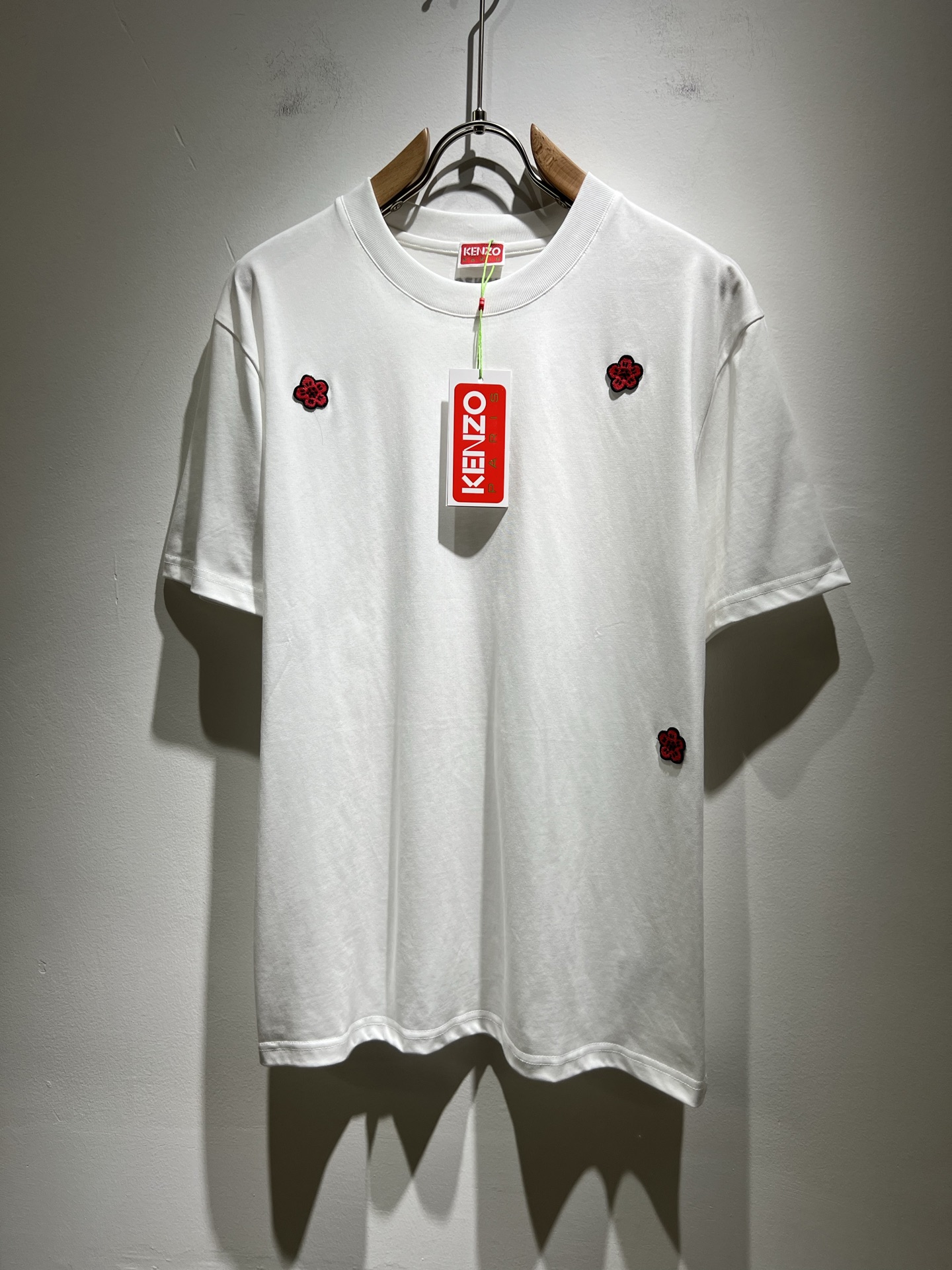 NO:137635,KENZ*Takata*3 The new short-sleeved T-shirt for men and women in spring and summer 2025, the new products that inherit classic works and improve the new products have more three-dimensional senses, and the letter logo pattern embroidery design on the chest!  It means that you have great power and richness!  A must-have item in the Year of the Tiger, customized original pure cotton fabric. If you like it, hurry up and buy it!  First-in, first served!  Size M-3XL, T-shirt,tees,t-shirt,alexander wang19860909KENZ*高田*三 2025春夏新品男女同款短袖T恤,传承经典著作改良后的新品更加的具有立体感官,胸前字母logo图案刺绣设计！代表着虎虎生威,富富有余！虎年必备单品,定制原版纯棉面料.有喜欢赶紧入手吧！先入先得！尺码M-3XL,,T-shirt,tees，t-shirt,alexander wang,Men's clothing