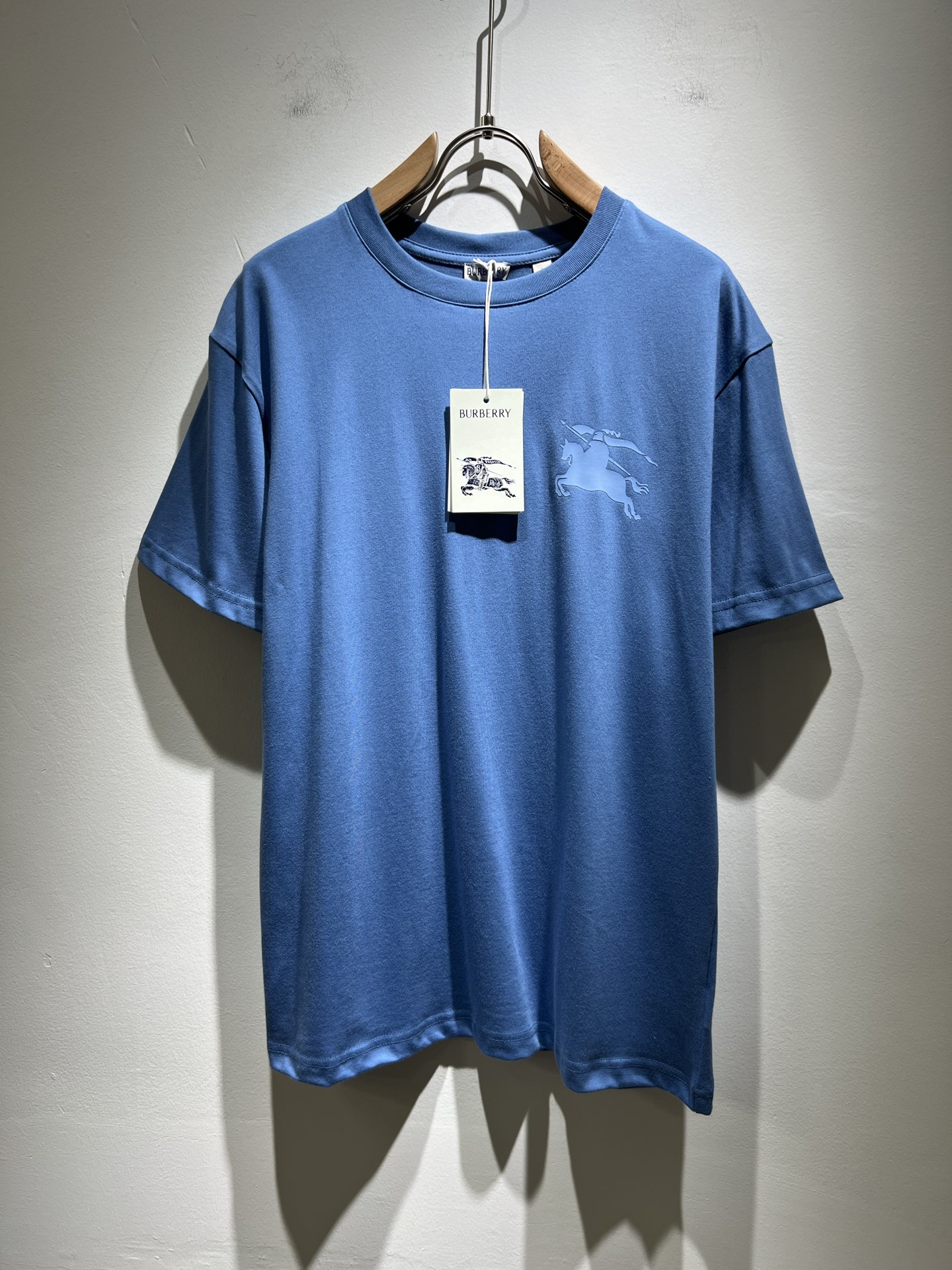 NO:137629,BURBER*Y Ba*li's new spring and summer 2025 short-sleeved T-shirt for men and women, is coming, and is made of a popular environmentally friendly pure cotton fabric recently. It is a high-end outdoor sports and leisure series, which is very popular in sports!  BUR's latest special material, logo pattern printing design!  Fabric is also called memory cloth, which refers to fabrics with morphological memory functions. It instantly kills all versions on the market. It can only be said that it is not a level of existence at all. Whether it is material, detail restoration and craftsmanship, you are not afraid of any challenges. Just to contribute wonderful products to everyone. As always, it is consistent. A style that implements the core concept of BUR will be closely tied to fashion, always maintaining perfection, a simple but not simple design style perfectly meets the outfit you need in daily life. Size: M-3XL., burberry, T-shirt, tees, t-shirt, alexander wang19860909BURBER*Y巴*莉2025春夏新品男女同款短袖T恤,重磅来袭,最近比较火热的环保纯棉面料制作而成,高端户外运动休闲系列,非常火热运动风潮！BUR最新研发的特殊材质,标志logo图案印花设计！面料也叫记忆布,是指具有形态记忆功能的面料,秒杀市面上一切版本,只能说根本就不是一个级别的存在,不管是材质还是细节还原度以及工艺制作方面,不惧任何挑战,只为给大家奉献绝妙产物一如既往,始终如一,贯彻了BUR核心理念的一个款式将与时尚紧紧的捆绑在一起,时刻保持完美,简约而不简单的的设计风格,完美的满足了你日常所需要的穿搭.尺码:M-3XL.,,burberry,T-shirt,tees，t-shirt,alexander wang,Men's clothing