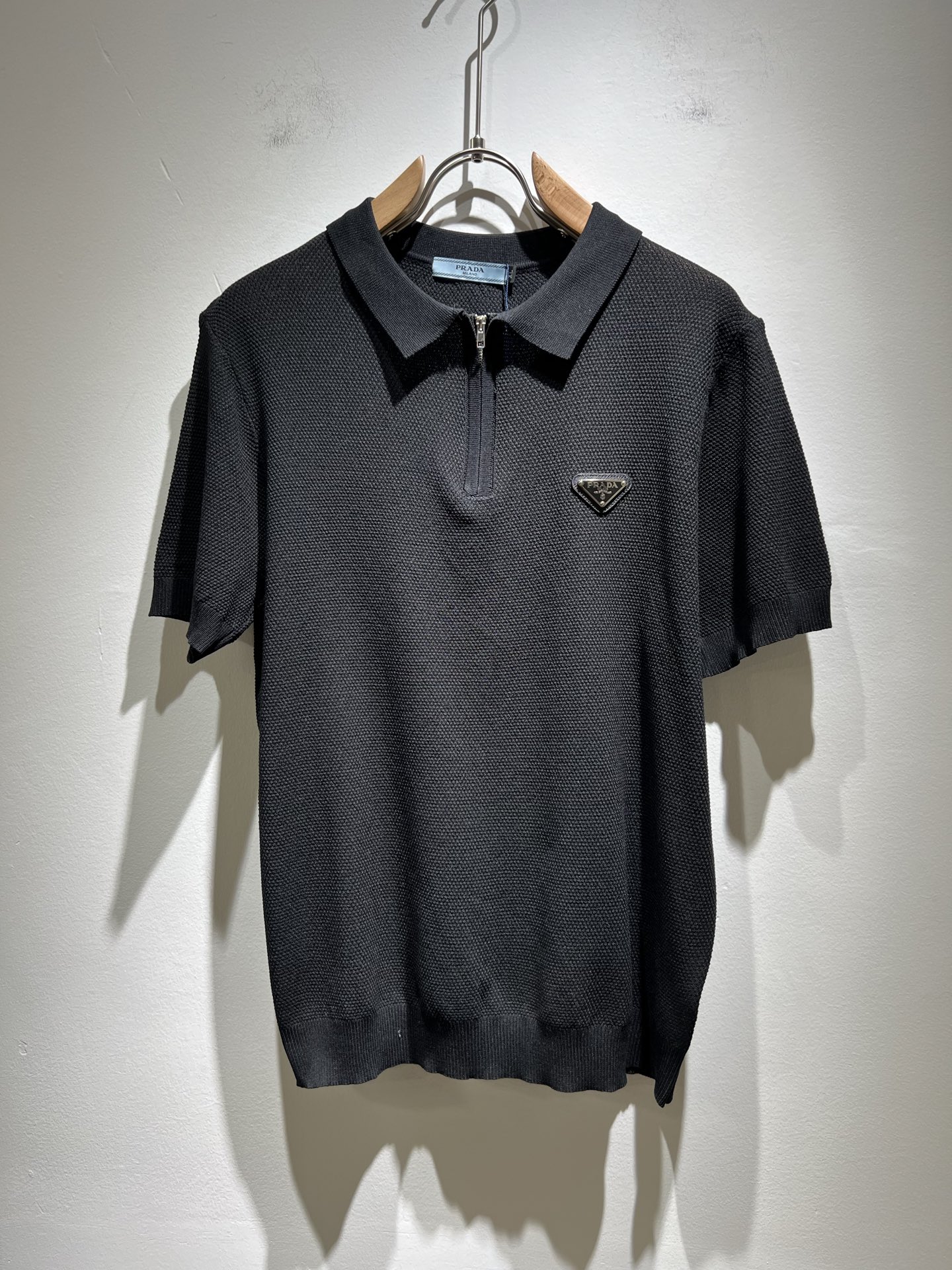 NO:137632,PRAD*A Pu*da 2025 early spring new men's lapel short-sleeved knitted short-sleeved T-shirt, the latest model is exclusively available on the entire network!  !  ~ It is classic and fashionable and versatile, who doesn’t like it? It will show the classic again. It is very pleasing to the eye and comes with a low luxury halo and recognition!  Pr*da's traditional brand concept and modern advanced technology are perfectly combined. Coupled with the extremely modern and modern minimalist design, P's exclusive three-dimensional hardware logo badge pattern design!  Customized 100% imported knitted fabric!  The texture of this model is quite touching, the specifications and grades are known with tentacles. The degree of delicateness and breathability are top-notch!  Size M-4XL, prada, T-shirt,tees, t-shirt,alexander wang19860909PRAD*A普*达2025早春新款男士翻领短袖针织短袖T恤,最新款全网独家首上！！~既经典有时尚百搭,谁不爱啊,将经典再次展现,非常的耐看,自带低奢光环与辨识度！Pr*da传统的品牌理念和现代化的先进技术进行了完美结合.加上极其现代摩登风范的简约设计,p家专属立体五金logo徽章图案设计！定制百分百进口针织面料！此款的质感相当感人 触手便知规格档次 细腻程度与透气效果堪称顶级！尺码M-4XL,,prada,T-shirt,tees，t-shirt,alexander wang,Men's clothing