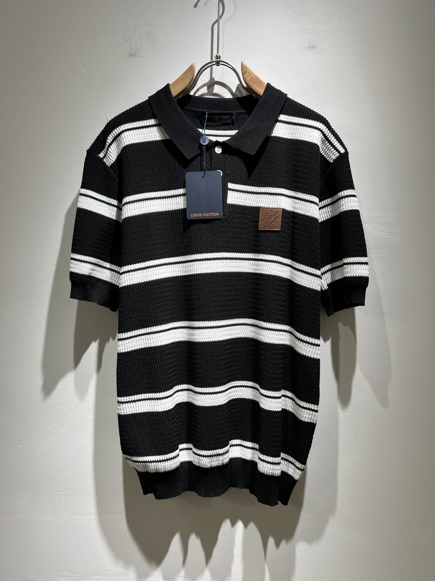 NO:137644,Louis Vuit*on Spring and Summer 2025 Louis Family Light Luxury Lapel Knit Short Sleeve!  The new high-end Louis family has always been so flawless in detail, and creative designs are endless. Letter logo leather pattern design!  It is something that everyone loves. It is made of top-quality ice silk blend, super soft and tough, and has excellent breathability. It comes from world-class trade-level OEM channels, with extremely rare quantity and no help after selling out. The three-dimensional logo presents an extraordinary texture, clean and neat. This is the special skill of the Louis family and the latest craftsmanship this quarter. The degree of meticulousness has reached the top, and the slim three-dimensional tailoring design is a unique combination of luxury and fashion!  Size M-4XL, louis vuitton,louis vuitton,t-shirt,alexander wang19860909Louis Vuit*on 2025春夏路易家族轻奢翻领针织短袖！路易家族的新高端,细节品质永远的那么完美无瑕,创意设计层出不穷.字母logo皮革图案设计！实属人见人爱的东西.顶级冰丝混纺打造,超级柔软且具有韧性,透气感也是绝佳.来自世界级贸易级别的代工厂渠道,数量极其稀少售完无补.立体Logo呈现不一般的质感,干净俐落.这是路易家族的看家绝活也是本季度的最新工艺.细致化程度已经达到顶端了,修身立体剪裁的版型设计堪称一绝.属于奢华与时尚的融合！尺码M-4XL,,louis vuitton,louis vuitton,T-shirt,alexander wang,Men's clothing