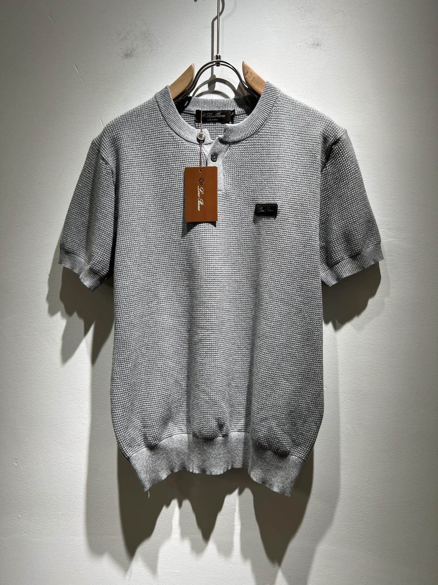 NO:137626,Loro Piana Nouyou Pianya 2025 Early Spring Men's Lapel Knitted Short Sleeve T-shirt, Full Quality!  !  The upper body is comfortable and breathable, not stiff, and the overall body has a rich three-dimensional feeling, quality export orders, and leather logo pattern design on the chest!  Customized exclusive knitted fabric tailoring to meet the simple needs of commuters for dressing. The upper body works well, looks slim and is not picky about the figure. The fabric workmanship is impeccable. Only good craftsmanship and good fabrics can make you feel good. It is a must-have item for everyone!  Size M-4XL, loro piana, T-shirt,tees, t-shirt,alexander wang19860909Loro Piana诺悠翩雅 2025早春男士最新的贸易订单翻领针织短袖T恤,全品相！！上身舒适透气,不僵硬,整体有着丰富的立体感,品质出口订单,胸前皮革logo图案设计！定制专属针织面料剪裁,满足通勤人们对于着装的简约需求,上身效果很好,显瘦,不挑剔身材.面料做工....无可挑剔,好工艺好面料才能穿出好品味一款,人手必备单品！尺码M-4XL,,loro piana,T-shirt,tees，t-shirt,alexander wang,Men's clothing