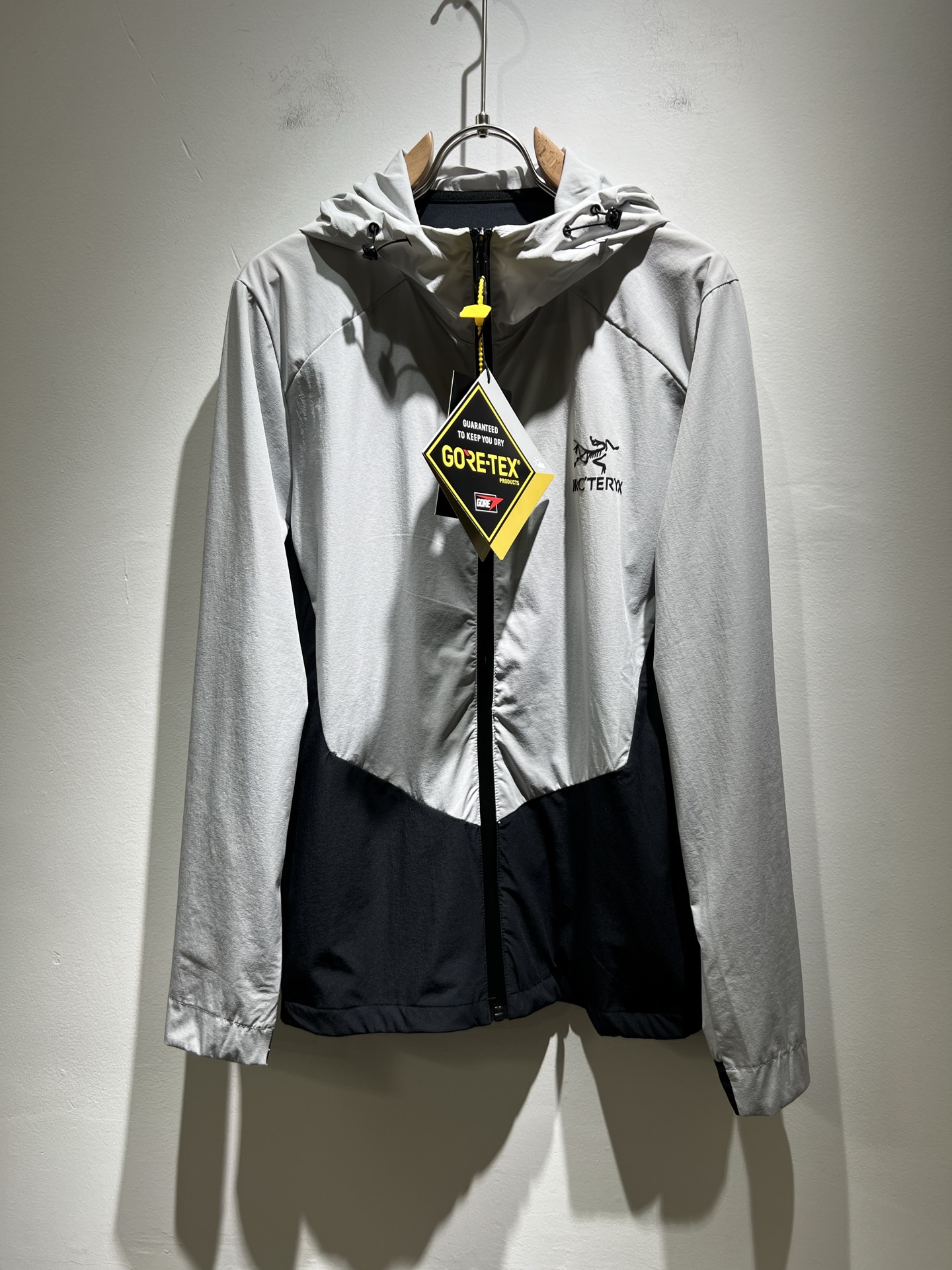 NO:137634,ARCTER*X Original Archaeological Bird 2025 spring and summer new sunscreen jacket for men and women, outdoor brands may first think of Canadian goose and Archaeological Bird. It gives people a feeling of trying out the label!  In addition to being quite accomplished in style design, the most obvious or most expert should be to have deeper and unique insights and attainments in fabrics. Through continuous structural research and problem-solving, and characterized by unique research on fabrics, these alone are enough to support it to become the first-rate new logo brand image in the clothing manufacturing industry. This model is made of quick-drying fabric!  Through precision, the hand feels smooth and soft, and both has natural beauty and comfort. The large body style is cut cleanly and cleanly, and the fabric shows a different hazy structural beauty. It is made of exclusive mold customization. The fabric and its technology test the workers, can be smooth and smooth without wrinkles!  Chest logo pattern glue-press design!  It really tests the handmade work of every master!  It makes the overall clean and neat, without leaving any thread. Now the neutrality that pursues life is more refined in life!  Size M-3XL, arc'teryx,jackets & coats,jackets & coats,alexander wang19860909ARCTER*X始*祖鸟 2025春夏新款男女同款防晒衣夹克外套,户外品牌可能大家第一想到的就是加拿大鹅、始祖鸟.给人一种标签试的感觉！除了在款式设计上颇有造诣之外,最明显或者说最为拿手的,应该就是在面料上的拥有更深独特见解跟造诣了.通过不断地结构研究和问题处理,在以面料独特研究为特征,仅凭这些就已经足以支撑其成为服装制造行业中,首屈可数的新标志品牌形象.此款采用速干面料材质！通过精工手感细滑柔软,同时兼具自然美感跟舒适度.大身上版型裁剪简洁干净,面料上显现出了不一样朦胧的结构性美感来.独家开模定制而成,面料及其考验工人的技术,能做到平整服帖又不起皱！胸前logo图案压胶设计！真的是很考验每位师傅的手工制作！使得整体干净利索,不留一丝线头.现在对于生活有所追求的中性也在生活中更为精致！尺码M-3XL,arc'teryx,jackets & coats,jackets & coats,alexander wang,Men's clothing