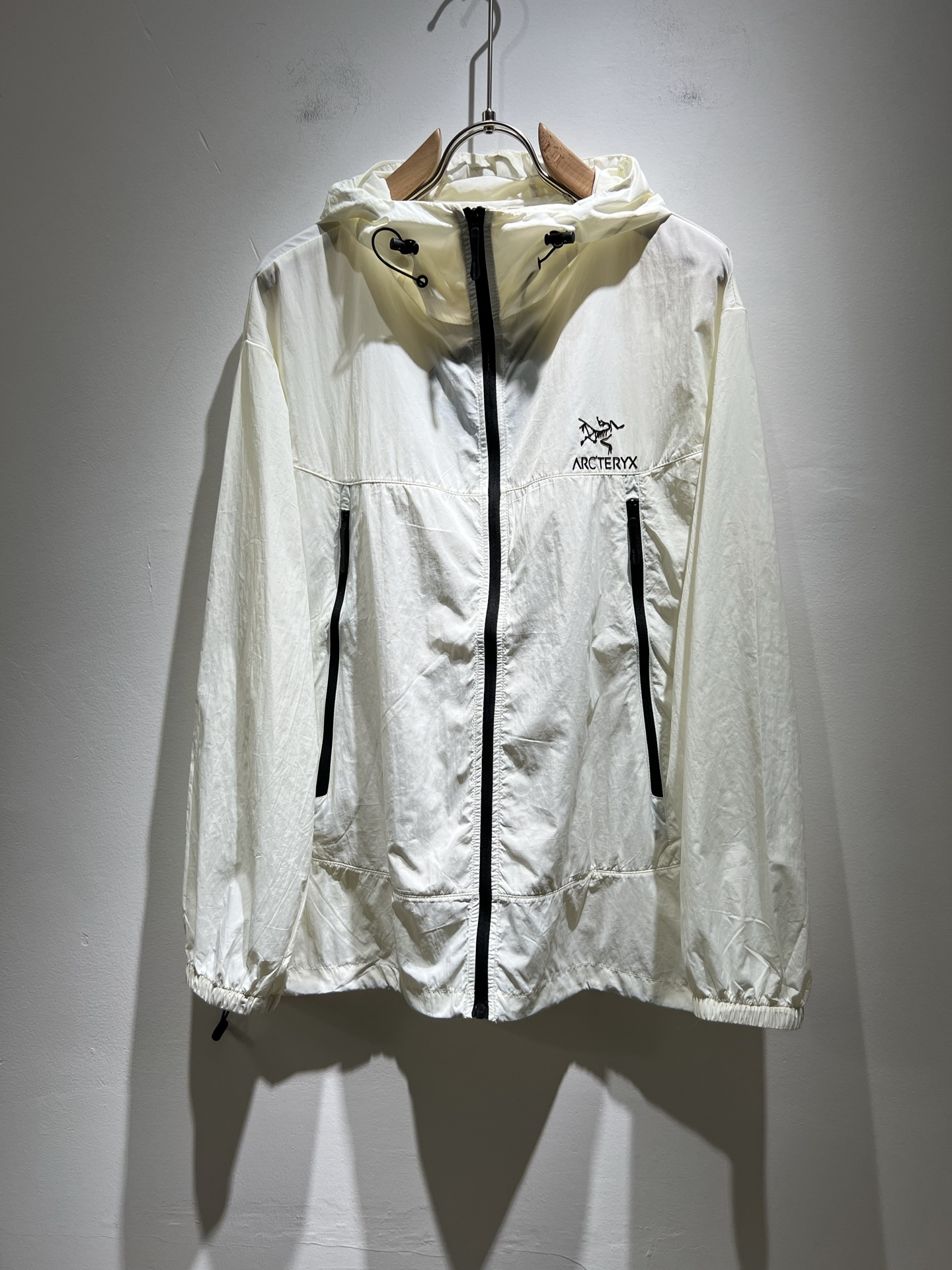 NO:137631,ARCTER*X Original Archaeological Bird 2025 spring and summer new sunscreen jacket for men and women, outdoor brands may first think of Canadian goose and Archaeological Bird. It gives people a feeling of trying out the label!  In addition to being quite accomplished in style design, the most obvious or most expert should be to have deeper and unique insights and attainments in fabrics. Through continuous structural research and problem-solving, and characterized by unique research on fabrics, these alone are enough to support it to become the first-rate new logo brand image in the clothing manufacturing industry. This model is made of quick-drying fabric!  Through precision, the hand feels smooth and soft, and both has natural beauty and comfort. The large body style is cut cleanly and cleanly, and the fabric shows a different hazy structural beauty. It is made of exclusive mold customization. The fabric and its technology test the workers, can be smooth and smooth without wrinkles!  Chest logo pattern glue-press design!  It really tests the handmade work of every master!  It makes the overall clean and neat, without leaving any thread. Now the neutrality that pursues life is more refined in life!  Size S-2XL, arc'teryx,jackets & coats,jackets & coats,alexander wang19860909ARCTER*X始*祖鸟 2025春夏新款男女同款防晒衣夹克外套,户外品牌可能大家第一想到的就是加拿大鹅、始祖鸟.给人一种标签试的感觉！除了在款式设计上颇有造诣之外,最明显或者说最为拿手的,应该就是在面料上的拥有更深独特见解跟造诣了.通过不断地结构研究和问题处理,在以面料独特研究为特征,仅凭这些就已经足以支撑其成为服装制造行业中,首屈可数的新标志品牌形象.此款采用速干面料材质！通过精工手感细滑柔软,同时兼具自然美感跟舒适度.大身上版型裁剪简洁干净,面料上显现出了不一样朦胧的结构性美感来.独家开模定制而成,面料及其考验工人的技术,能做到平整服帖又不起皱！胸前logo图案压胶设计！真的是很考验每位师傅的手工制作！使得整体干净利索,不留一丝线头.现在对于生活有所追求的中性也在生活中更为精致！尺码S-2XL,arc'teryx,jackets & coats,jackets & coats,alexander wang,Men's clothing