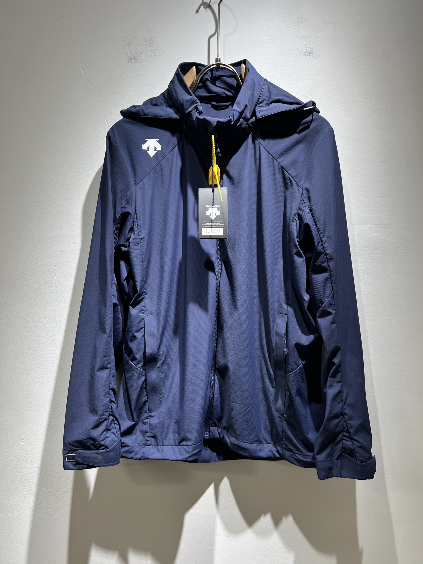 NO:137628,Desante DESCENTE 2025 spring and summer new sunscreen jacket for men and women, a professional sports brand since 1935. For more than 80 years, it has always adhered to the 