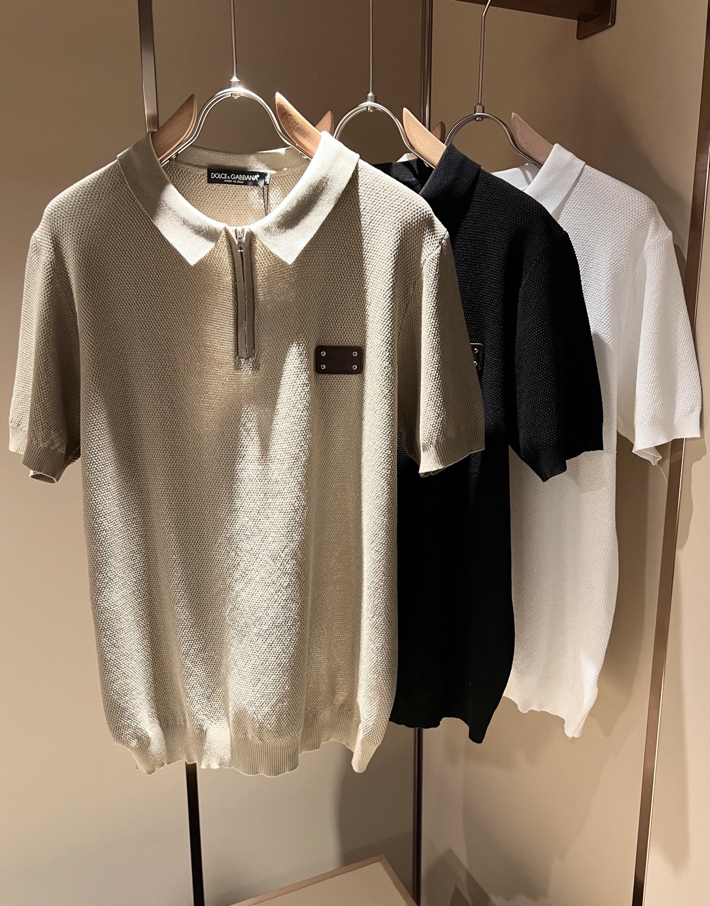 NO:137619,Dolce&Gabba*a 2025 spring and summer new short-sleeved sweater, released simultaneously in the counter!  Customized exclusive cotton fabric, chest leather logo design!  Simple and generous, calm and versatile, extremely high-end, perfectly integrated with fashion and style, a top fashionable style that perfectly suits the outside wear!  The overall feeling is natural!  The ultimate classic versatile short-sleeved T-shirt uses the latest three-dimensional logo elements to highlight the concave and convex texture!  The ultimate perfection of heavy industry!  Fans who pursue high quality are please buy them by themselves, and all fans who know the goods are invited to appreciate this model together!  !  Size M-4XL, Dolce & Gabbana, Dolce & Gabbana, T-shirt,tees, t-shirt,alexander wang19860909Dolce&Gabba*a 杜嘉*纳2025春夏新款短袖针织衫,专柜同步发售！定制专属纯棉面料,胸前皮革logo设计！简约大方,从容百搭,档次极高,完美融入时尚还有风情感一款完美符合外穿的顶尖时髦气质款！整体给人浑然天成的感觉！极致经典的百搭型短袖T恤,采用最新的立体logo元素凸显凹凸质感！极致的重工极致的完美！追求高品质的粉丝们请自行抢购,诚邀所有识货的粉丝一同鉴赏此款！！尺码M-4XL,,Dolce&Gabbana,Dolce&Gabbana,T-shirt,tees，t-shirt,alexander wang,Men's clothing