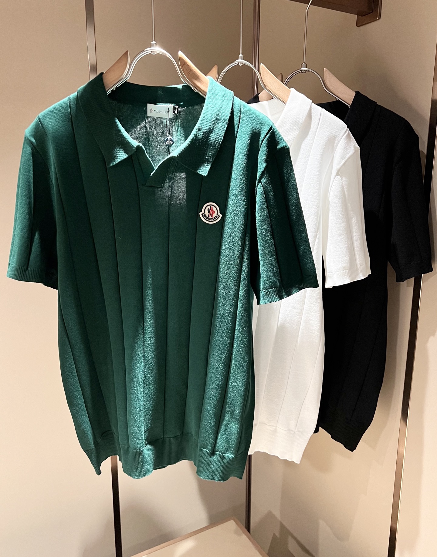 NO:137627,Moncler Mengjia's latest trade order knitted short-sleeved T-shirt in spring and summer 2025, full quality!  !  Internet celebrity style!  The craftsmanship adopts a chest badge design!  The upper body is comfortable and breathable, not stiff, and the overall body has a rich three-dimensional feeling, quality export orders, and chest logo pattern badge design!  Customized knitted fabric tailoring meets the simple needs of commuters for dressing. The upper body works well, looks slim and is not picky about the figure. The fabric workmanship is impeccable. Only good craftsmanship can make you look good and tasteful. It is a must-have item for everyone!  Size M-4XL, christian louboutin, T-shirt,tees, t-shirt,alexander wang19860909Moncler蒙家 2025春夏最新的贸易订单针织短袖T恤,全品相！！网红款！工艺采用胸前徽章设计！上身舒适透气,不僵硬,整体有着丰富的立体感,品质出口订单,胸前logo图案徽章设计！定制针织面料剪裁,满足通勤人们对于着装的简约需求,上身效果很好,显瘦,不挑剔身材.面料做工....无可挑剔,好工艺好面料才能穿出好品味一款,人手必备单品！尺码M-4XL,,christian louboutin,T-shirt,tees，t-shirt,alexander wang,Men's clothing