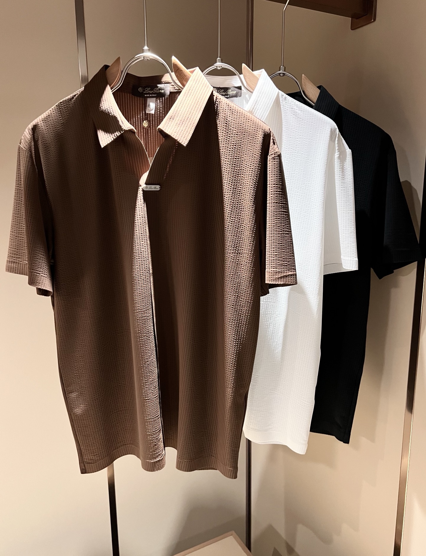 NO:137645,Loro Piana Nouyou Pianya The latest trade order lapel long-sleeved shirt for men in spring and summer 2025, full quality!  !  Designed with logo hardware pattern!  The upper body is comfortable and breathable, not stiff, and the overall three-dimensional feeling is rich, with quality export orders, customized exclusive fabric tailoring to meet the simple needs of commuters for dressing. The upper body is very effective, it looks slim and not picky about the figure. The fabric workmanship... Improper, only good craftsmanship can make you feel good and tasteful, a must-have item for everyone!  Size M-4XL, loro piana, alexander wang19860909Loro Piana诺悠翩雅 2025春夏男士最新的贸易订单翻领长袖衬衣,全品相！！采用logo五金图案设计！上身舒适透气,不僵硬,整体有着丰富的立体感,品质出口订单,定制专属面料剪裁,满足通勤人们对于着装的简约需求,上身效果很好,显瘦,不挑剔身材.面料做工....无可挑剔,好工艺好面料才能穿出好品味一款,人手必备单品！尺码M-4XL,,loro piana,alexander wang,Men's clothing