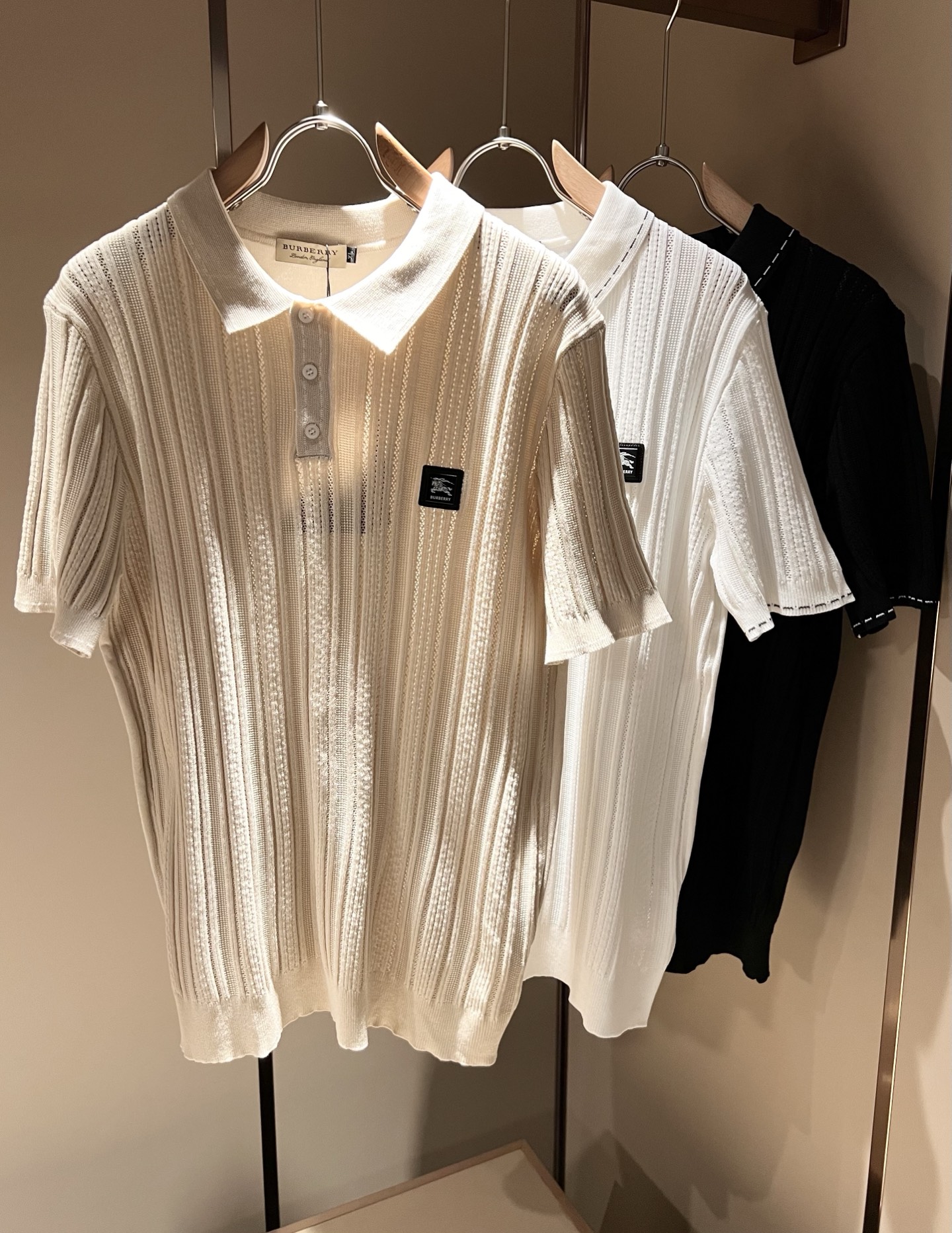 NO:137639,Bur*erry 2025 spring and summer new men's top lapel knitted short-sleeved T-shirt, the latest brand design elements!  Neither monotonous nor complicated, it shows taste just right!  Customized top-quality original exclusive fabrics for customer supply!  Breathable, comfortable and breathable, the unique high-end fabric presents a simple and elegant temperament!  Leather logo design on chest!  The matching design is extremely charming with the brand’s unique style!  Standard cut design!  Every detail is a synchronized with high-end fashion. Size: M-4XL, burberry, T-shirt, tees, t-shirt, alexander wang19860909Bur*erry 巴*莉 2025春夏新款男士顶级翻领针织短袖T恤,品牌最新设计元素！既不单调也不复杂,恰到好处的展现品味！客供定制顶级原版专属面料！透气舒适透气根本不在话下,面料独具的高奢感呈现简约优雅气质！胸前皮革logo设计！搭配设计极具品牌独特风格魅力！标准裁剪设计！每一处细节都是与高端时尚同步的体现.尺码:M-4XL,,burberry,T-shirt,tees，t-shirt,alexander wang,Men's clothing