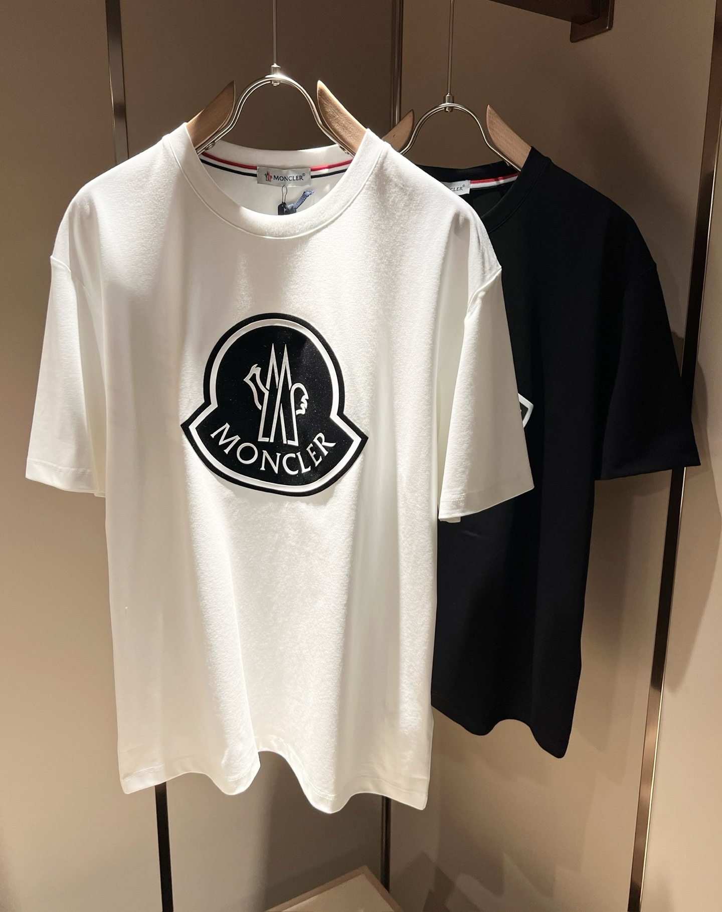 NO:137636,Moncler Mengjia 2025 Spring and Summer Latest Men and Women's Same Trade Order Short-sleeved T-shirt, Full Quality!  !  Internet celebrity style!  Use logo pattern to press glue design!  The upper body is comfortable and breathable, not stiff, and the overall three-dimensional feeling is rich. Quality export orders, customized exclusive pure cotton fabric tailoring to meet the simple needs of commuters for dressing. The upper body is very effective, it looks slim and not picky about the figure. The fabric workmanship... Improper, only good craftsmanship can make you feel good and tasteful, a must-have item for everyone!  Size M-3XL, christian louboutin, T-shirt,tees, t-shirt,alexander wang19860909Moncler蒙家 2025春夏最新男女同款贸易订单短袖T恤,全品相！！网红款！采用logo图案压胶设计！上身舒适透气,不僵硬,整体有着丰富的立体感,品质出口订单,定制专属纯棉面料剪裁,满足通勤人们对于着装的简约需求,上身效果很好,显瘦,不挑剔身材.面料做工....无可挑剔,好工艺好面料才能穿出好品味一款,人手必备单品！尺码M-3XL,,christian louboutin,T-shirt,tees，t-shirt,alexander wang,Men's clothing