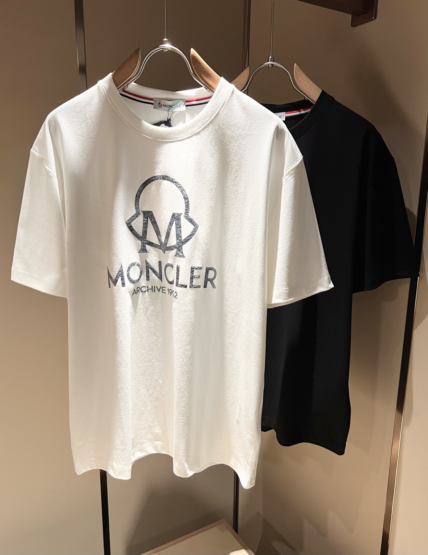 NO:137630,Moncler Mengjia 2025 Spring and Summer Latest Men and Women's Same Trade Order Short-sleeved T-shirt, Full Quality!  !  Internet celebrity style!  Use logo pattern to press glue design!  The upper body is comfortable and breathable, not stiff, and the overall three-dimensional feeling is rich. Quality export orders, customized exclusive pure cotton fabric tailoring to meet the simple needs of commuters for dressing. The upper body is very effective, it looks slim and not picky about the figure. The fabric workmanship... Improper, only good craftsmanship can make you feel good and tasteful, a must-have item for everyone!  Size M-3XL, christian louboutin, T-shirt,tees, t-shirt,alexander wang19860909Moncler蒙家 2025春夏最新男女同款贸易订单短袖T恤,全品相！！网红款！采用logo图案压胶设计！上身舒适透气,不僵硬,整体有着丰富的立体感,品质出口订单,定制专属纯棉面料剪裁,满足通勤人们对于着装的简约需求,上身效果很好,显瘦,不挑剔身材.面料做工....无可挑剔,好工艺好面料才能穿出好品味一款,人手必备单品！尺码M-3XL,,christian louboutin,T-shirt,tees，t-shirt,alexander wang,Men's clothing