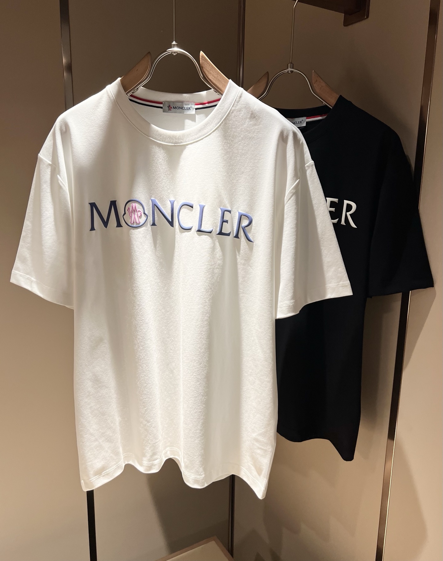 NO:137624,Moncler Mengjia 2025 Spring and Summer Latest Men and Women's Same Trade Order Short-sleeved T-shirt, Full Quality!  !  Internet celebrity style!  Use logo pattern to press glue design!  The upper body is comfortable and breathable, not stiff, and the overall three-dimensional feeling is rich. Quality export orders, customized exclusive pure cotton fabric tailoring to meet the simple needs of commuters for dressing. The upper body is very effective, it looks slim and not picky about the figure. The fabric workmanship... Improper, only good craftsmanship can make you feel good and tasteful, a must-have item for everyone!  Size M-3XL, christian louboutin, T-shirt,tees, t-shirt,alexander wang19860909Moncler蒙家 2025春夏最新男女同款贸易订单短袖T恤,全品相！！网红款！采用logo图案压胶设计！上身舒适透气,不僵硬,整体有着丰富的立体感,品质出口订单,定制专属纯棉面料剪裁,满足通勤人们对于着装的简约需求,上身效果很好,显瘦,不挑剔身材.面料做工....无可挑剔,好工艺好面料才能穿出好品味一款,人手必备单品！尺码M-3XL,,christian louboutin,T-shirt,tees，t-shirt,alexander wang,Men's clothing