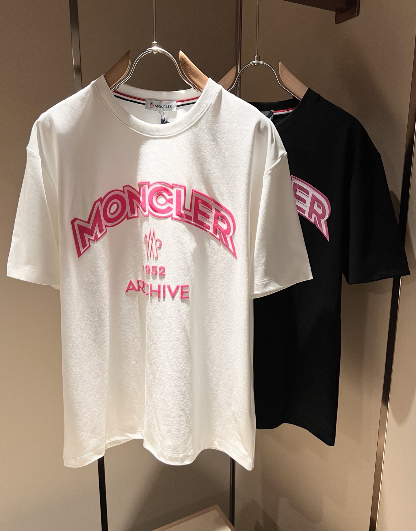 NO:137642,Moncler Mengjia 2025 Spring and Summer Latest Men and Women's Same Trade Order Short-sleeved T-shirt, Full Quality!  !  Internet celebrity style!  Use logo pattern to press glue design!  The upper body is comfortable and breathable, not stiff, and the overall three-dimensional feeling is rich. Quality export orders, customized exclusive pure cotton fabric tailoring to meet the simple needs of commuters for dressing. The upper body is very effective, it looks slim and not picky about the figure. The fabric workmanship... Improper, only good craftsmanship can make you feel good and tasteful, a must-have item for everyone!  Size M-3XL, christian louboutin, T-shirt,tees, t-shirt,alexander wang19860909Moncler蒙家 2025春夏最新男女同款贸易订单短袖T恤,全品相！！网红款！采用logo图案压胶设计！上身舒适透气,不僵硬,整体有着丰富的立体感,品质出口订单,定制专属纯棉面料剪裁,满足通勤人们对于着装的简约需求,上身效果很好,显瘦,不挑剔身材.面料做工....无可挑剔,好工艺好面料才能穿出好品味一款,人手必备单品！尺码M-3XL,,christian louboutin,T-shirt,tees，t-shirt,alexander wang,Men's clothing