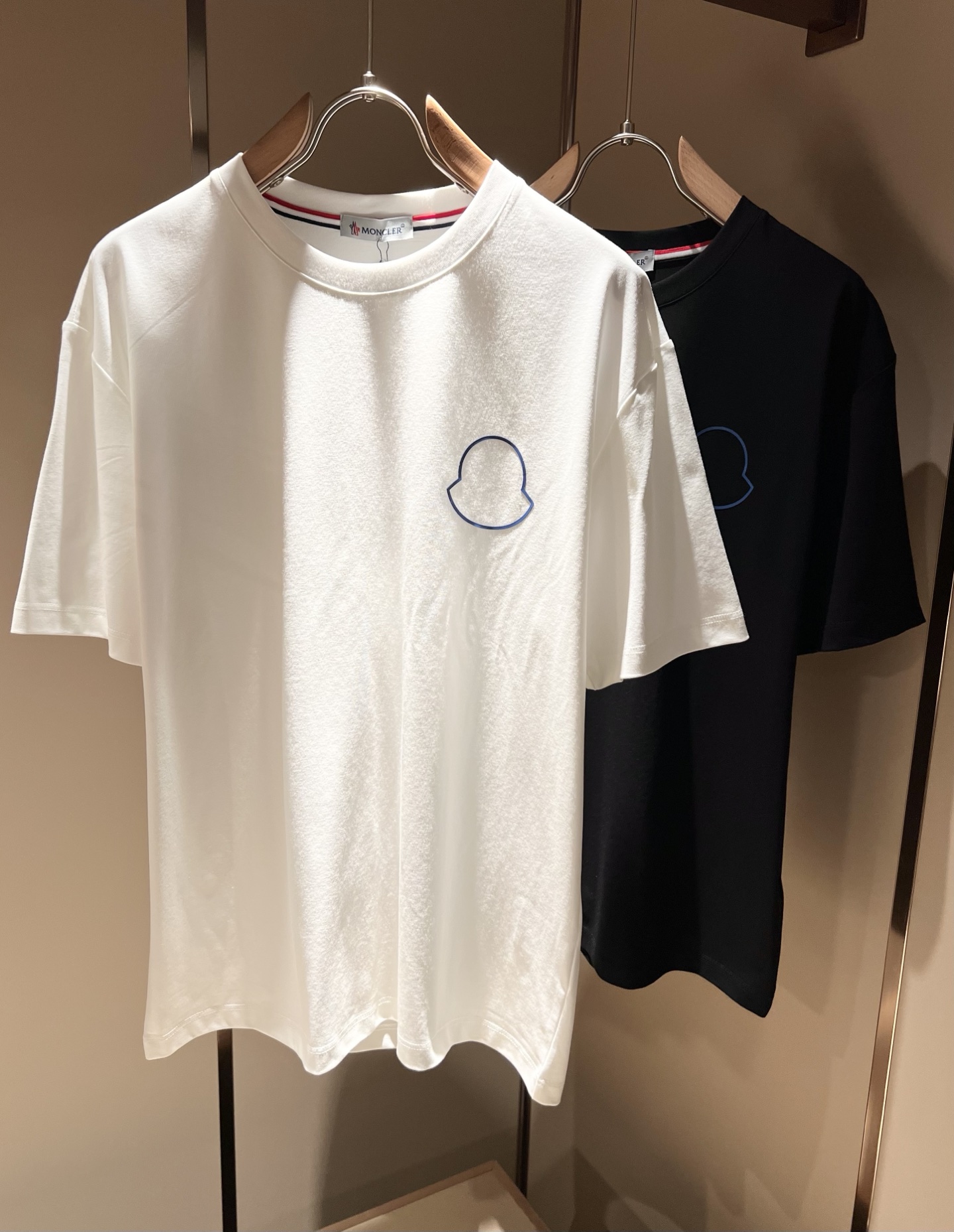 NO:137621,Moncler Mengjia 2025 Spring and Summer Latest Men and Women's Same Trade Order Short-sleeved T-shirt, Full Quality!  !  Internet celebrity style!  Use logo pattern to press glue design!  The upper body is comfortable and breathable, not stiff, and the overall three-dimensional feeling is rich. Quality export orders, customized exclusive pure cotton fabric tailoring to meet the simple needs of commuters for dressing. The upper body is very effective, it looks slim and not picky about the figure. The fabric workmanship... Improper, only good craftsmanship can make you feel good and tasteful, a must-have item for everyone!  Size M-3XL, christian louboutin, T-shirt,tees, t-shirt,alexander wang19860909Moncler蒙家 2025春夏最新男女同款贸易订单短袖T恤,全品相！！网红款！采用logo图案压胶设计！上身舒适透气,不僵硬,整体有着丰富的立体感,品质出口订单,定制专属纯棉面料剪裁,满足通勤人们对于着装的简约需求,上身效果很好,显瘦,不挑剔身材.面料做工....无可挑剔,好工艺好面料才能穿出好品味一款,人手必备单品！尺码M-3XL,,christian louboutin,T-shirt,tees，t-shirt,alexander wang,Men's clothing