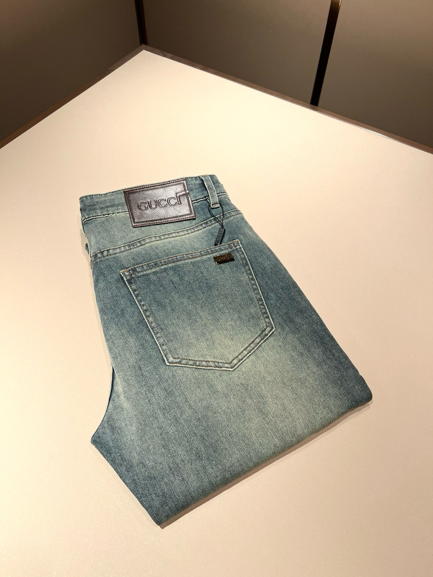 NO:137611,Guc* Gucci 2025 spring and summer new product for men's high-end casual and versatile four-season commuting slim tailoring jeans!  For fans, such a grand classic design is enough to plant grass at a glance. It is the most handsome series of all jeans this year. I only need to take a look and know that this will definitely be a sensational hit, and it is popular on the Internet. The classic slim three-dimensional tailoring style is equipped with the latest logo pattern waist brand craft design!  Very representative waist brand modification!  It simply and easily demonstrates the charm of the brand, and naturally presents specifications, grades, fashion and trendy effects. It matches the performance to easily create a high-end and high-end effect!  The top imported Japanese washing cowboy is made of cotton, and it is comfortable and breathable, and has a natural drape, which is suitable for all year round outfits!  !  This jeans are made of three-dimensional cut and straight-fitting style. The magic and practical wearability of the single match are understandable. Whether you are wearing daily clothes or appearing on the high street, it is the best choice. It is super charming!  It also demonstrates the authentic BUR original flavor, and it also perfectly shows its specifications and rank!  Obviously, this is a big and powerful product that you must collect. You must collect this product and highly recommend it!  Size 30-40 37 39, burberry, gucci, jeans, alexander wang19860909Guc*古奇 2025春夏新品男士高端休闲百搭四季通勤修身剪裁牛仔裤！对于粉丝来说,这样大气的经典设计足矣一眼种草,是今年所有牛仔裤当中最帅的一个系列,我只需要看一眼就知道,这绝对会是一个引起轰动的爆款,而且全网风靡,经典的修身立体剪裁版型打造,配置了最新的logo图案腰牌工艺设计！极具代表性腰牌修饰！简单轻松的彰显出品牌魅力所在,自然而然的呈现规格,档次,时髦以及新潮效果,搭配性能满分,轻松穿出高级感与高端效果！顶级的进口日本洗水牛仔棉质打造,并舒适透气感满分,且垂感自然,适合一年四季的穿搭所需！！此款牛仔裤采用了立体裁剪小直筒版型打造,其单配魔力与实穿性是无可厚非的,不管你是日常穿搭还是高街出镜都是不二之选,超具魅力！更是彰显了地地道道的的BUR原味,同时也是完美的展现了其规格和段位所在！很显然,这是一款绝对要收的重磅好货,此款你都必须要收,极力推荐的好货！尺码30-40 37 39,,burberry,gucci,jeans,alexander wang,Men's clothing