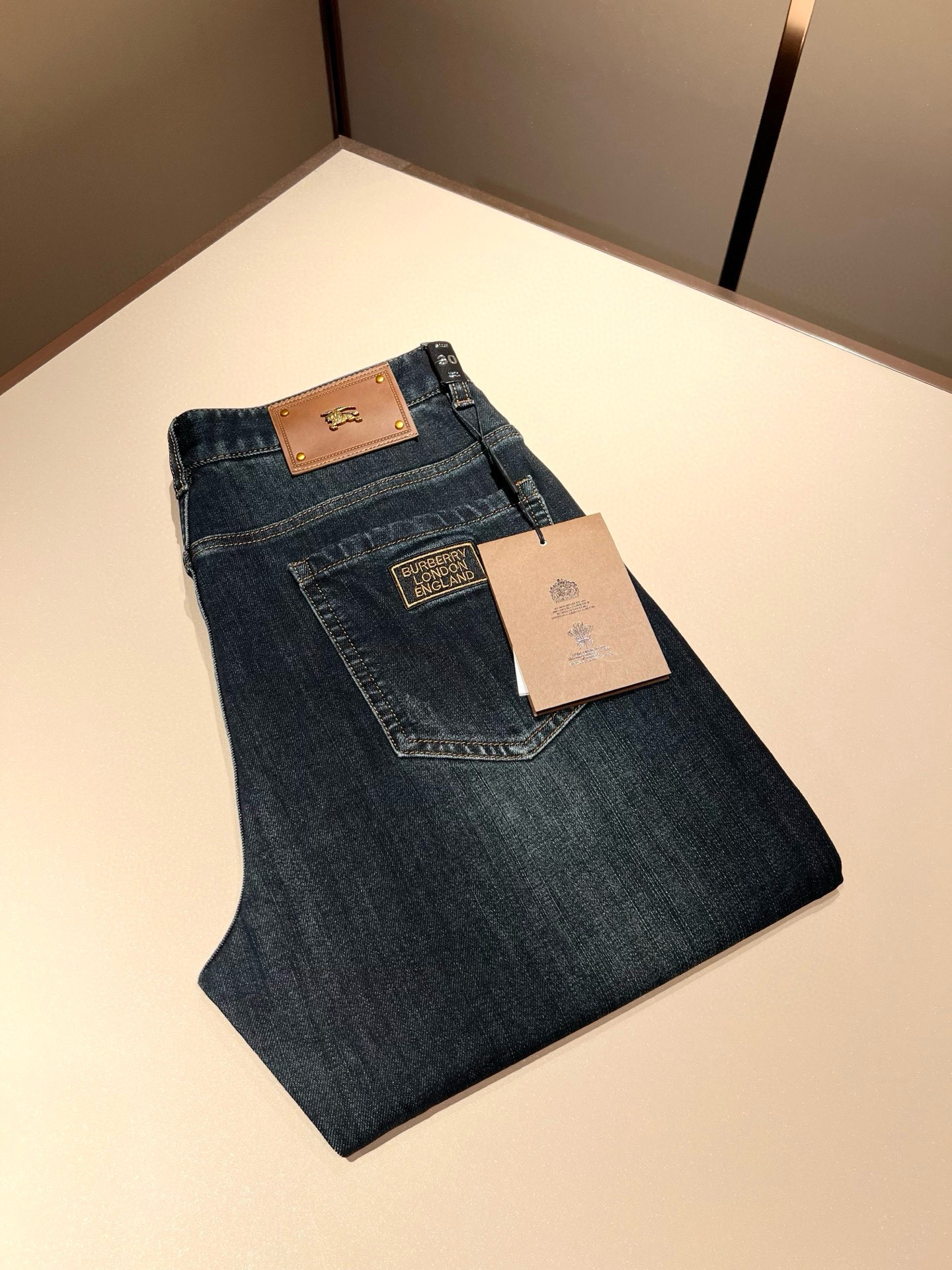NO:137607,BURBER*Y Ba*li 2025 early spring new product for men's high-end casual and versatile jeans!  For BUR fans, such a grand classic design is enough to plant grass at a glance. It is the most handsome series among all BUR jeans this year. I only need to take a look and know that this will definitely be a hit product that has caused a sensation, and it is popular on the Internet. The classic slim three-dimensional tailoring style is equipped with the latest logo pattern waist brand craft design!  Very representative waist brand modification!  It simply and easily demonstrates the charm of the brand, and naturally presents specifications, grades, fashion and trendy effects. It matches the performance to easily create a high-end and high-end effect!  The top imported Japanese washing cowboy is made of cotton, and it is comfortable and breathable, and has a natural drape, which is suitable for all year round outfits!  !  This jeans are made of three-dimensional cut and straight-fitting style. The magic and practical wearability of the single match are understandable. Whether you are wearing daily clothes or appearing on the high street, it is the best choice. It is super charming!  It also demonstrates the authentic BUR original flavor, and it also perfectly shows its specifications and rank!  Obviously, this is a big and powerful product that you must collect. Whether you are a fan of BUR or not, you must collect this product and highly recommend it!  Size 29-40, Burberry, jeans, alexander wang19860909BURBER*Y巴*莉 2025早春新品男士高端休闲百搭牛仔裤！对于BUR粉丝来说,这样大气的经典设计足矣一眼种草,是今年BUR所有牛仔裤当中最帅的一个系列,我只需要看一眼就知道,这绝对会是一个引起轰动的爆款,而且全网风靡,经典的修身立体剪裁版型打造,配置了最新的logo图案腰牌工艺设计！极具代表性腰牌修饰！简单轻松的彰显出品牌魅力所在,自然而然的呈现规格,档次,时髦以及新潮效果,搭配性能满分,轻松穿出高级感与高端效果！顶级的进口日本洗水牛仔棉质打造,并舒适透气感满分,且垂感自然,适合一年四季的穿搭所需！！此款牛仔裤采用了立体裁剪小直筒版型打造,其单配魔力与实穿性是无可厚非的,不管你是日常穿搭还是高街出镜都是不二之选,超具魅力！更是彰显了地地道道的的BUR原味,同时也是完美的展现了其规格和段位所在！很显然,这是一款绝对要收的重磅好货,不管你是不是BUR的粉丝,此款你都必须要收,极力推荐的好货！尺码29-40,,burberry,jeans,alexander wang,Men's clothing