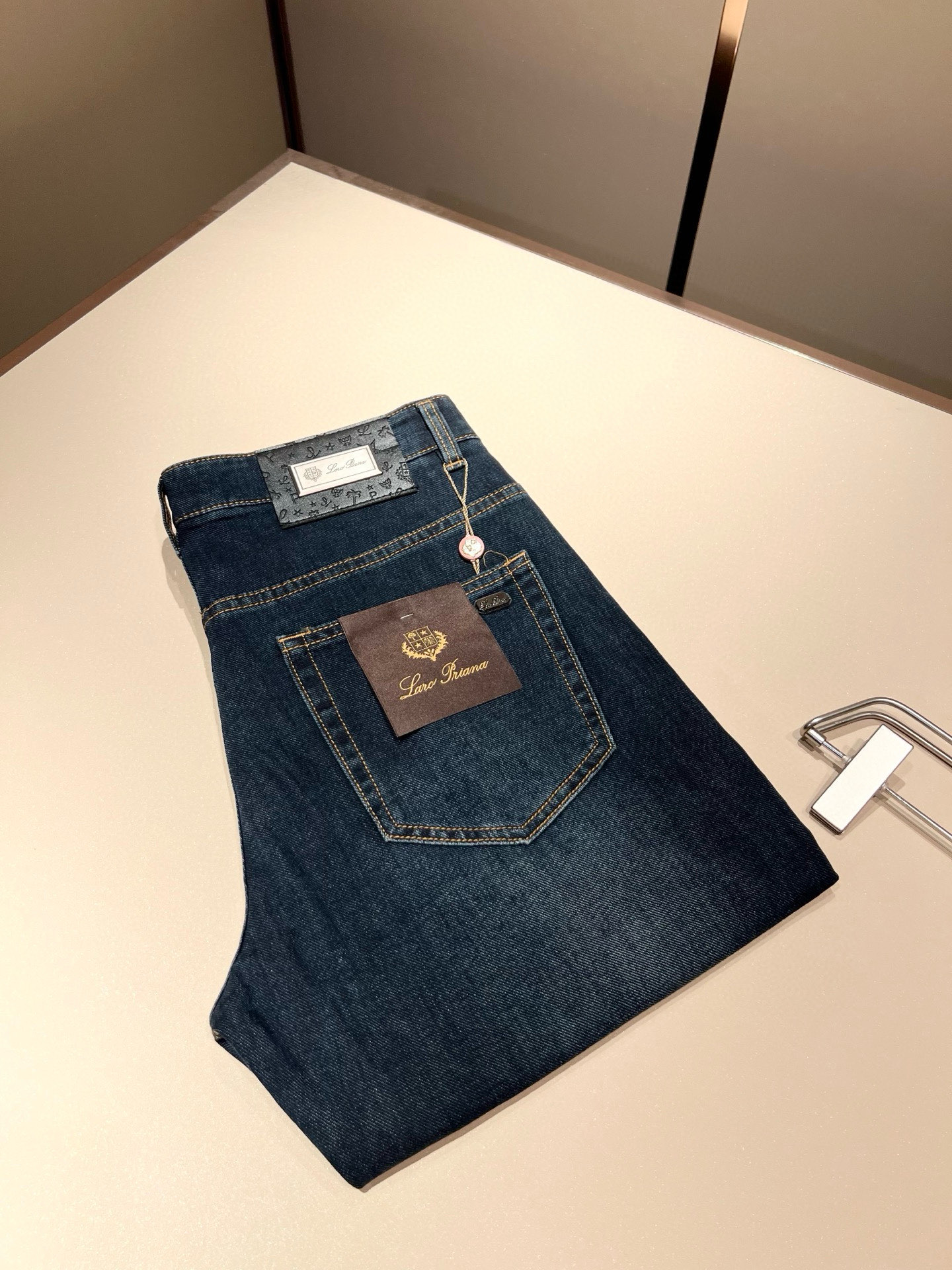 NO:137605,Loro Piana Nouyou Pianya 2025 spring and summer new men's fashion high-end casual pants, Hong Kong foreign business channel products, original Japanese products, pure blood quality, perfectly continues the essence and genes of LP home. From the main fabric to the detailed craftsmanship, all show the ingenuity of quality, use multiple brand elements to interpret, and choose precious cowhide material to build a logo waist brand leather design!  Identity manifestation that belongs to the soul!  Customer-supplied high-end imported pure cotton fabrics, very high-end and fashionable detailed craftsmanship, red ear cloth is completed by a specific antique loom. This element represents the identity and rank of jeans, which is very worthy of careful appreciation!  In terms of matching, it is invincible and explains the versatility in place, with ingenious details and exquisite accessories. The auxiliary materials are all provided by foreign merchants. They are tailored and slim, and the upper body is lifted with an excellent effect. They are a styling item that is hard to come by!  Size 29-40, loro piana, loro piana, jeans, cowhide, alexander wang19860909Loro Piana诺悠翩雅 2025春夏新品男士时装款高端休闲裤,香港洋行渠道货,日本原厂出品,纯血统品质,完美延续了LP家的精髓与基因,从主体面料到细节工艺,无不彰显出品质的匠心所在,运用多个品牌元素标识来诠释,选取矜贵的牛皮材质构建logo腰牌皮革设计！属于灵魂式的身份彰显！客供高级进口的纯棉面料,非常高级且时髦的细节工艺,赤耳布是由特定古董织布机完成,此元素代表着牛仔裤的身份及段位,非常值得细品悦人！在搭配上所向无敌,把百搭阐释到位,细节匠心考究,辅料皆为外商客供,剪裁合体修身,上身提臀效果绝佳,可遇而不可求的造型单品！尺码29-40,,loro piana,loro piana,jeans,cowhide,alexander wang,Men's clothing