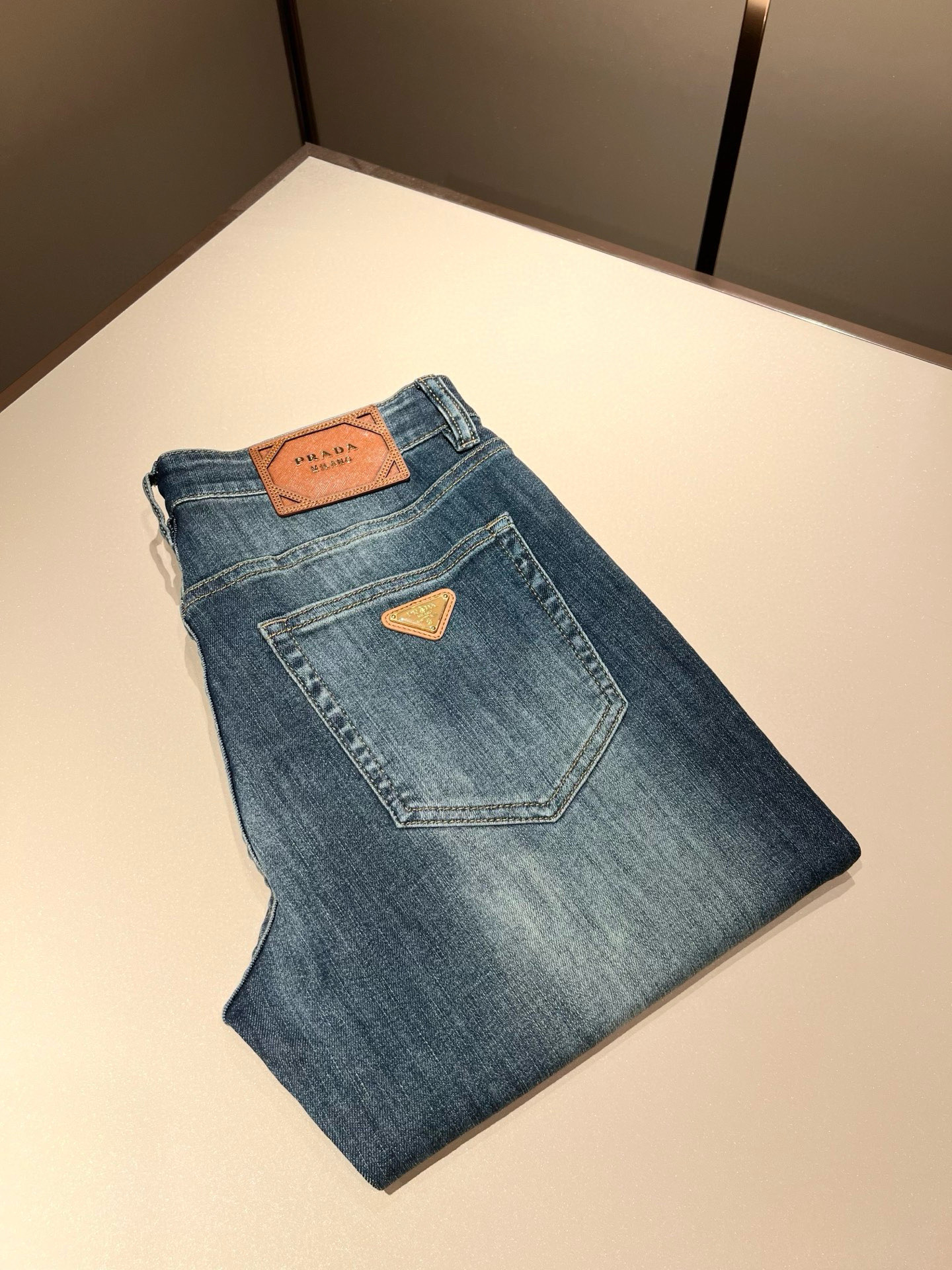 NO:137613,PRA*DA Prada 2025 Spring and Summer New Products are on sale!  Denim is high-end, versatile and pragmatic, and not sensational!  Limited editions in Hong Kong, Macao and Taiwan!  !  Three-dimensional cut cotton material!  The Taiwan foreign trade company undertakes the exquisite and delicate materials, which seems to be Prada's patented high-quality custom-made original hardware logo design!  Not only in the material, color and style, the life philosophy behind the design just fits the dual mentality of modern people's pursuit of personal practicality and fashion aesthetics, and achieves a perfect balance between function and aesthetics. It is not only the display of fashion trends, but also the ultimate of modern aesthetics. P's vision does not limit the indispensable components of the core value of fashion brands, another alternative to mature styles and sizes 29-40, prada, prada, alexander wang19860909PRA*DA 普拉达 2025春夏新品发售！牛仔高级百搭实用主义不哗众取宠！港澳台地区限定款！！立体裁剪纯棉材质！台湾外贸公司承接、材质精致细腻似乎是普拉达专利品质上乘 定制原版五金logo设计！不仅在材料、颜色与款式工夫,设计背后的生活哲学正巧契合现代人追求切身实用与流行美观的双重心态,在机能与美学之间取得完美平衡,不但是时尚潮流的展现,更是现代美学的极致.P的视野并没有局限时尚品牌核心价值中不可或缺的组成部分、的另一种选择替代风格成熟、尺码29-40,,prada,prada,alexander wang,Men's clothing