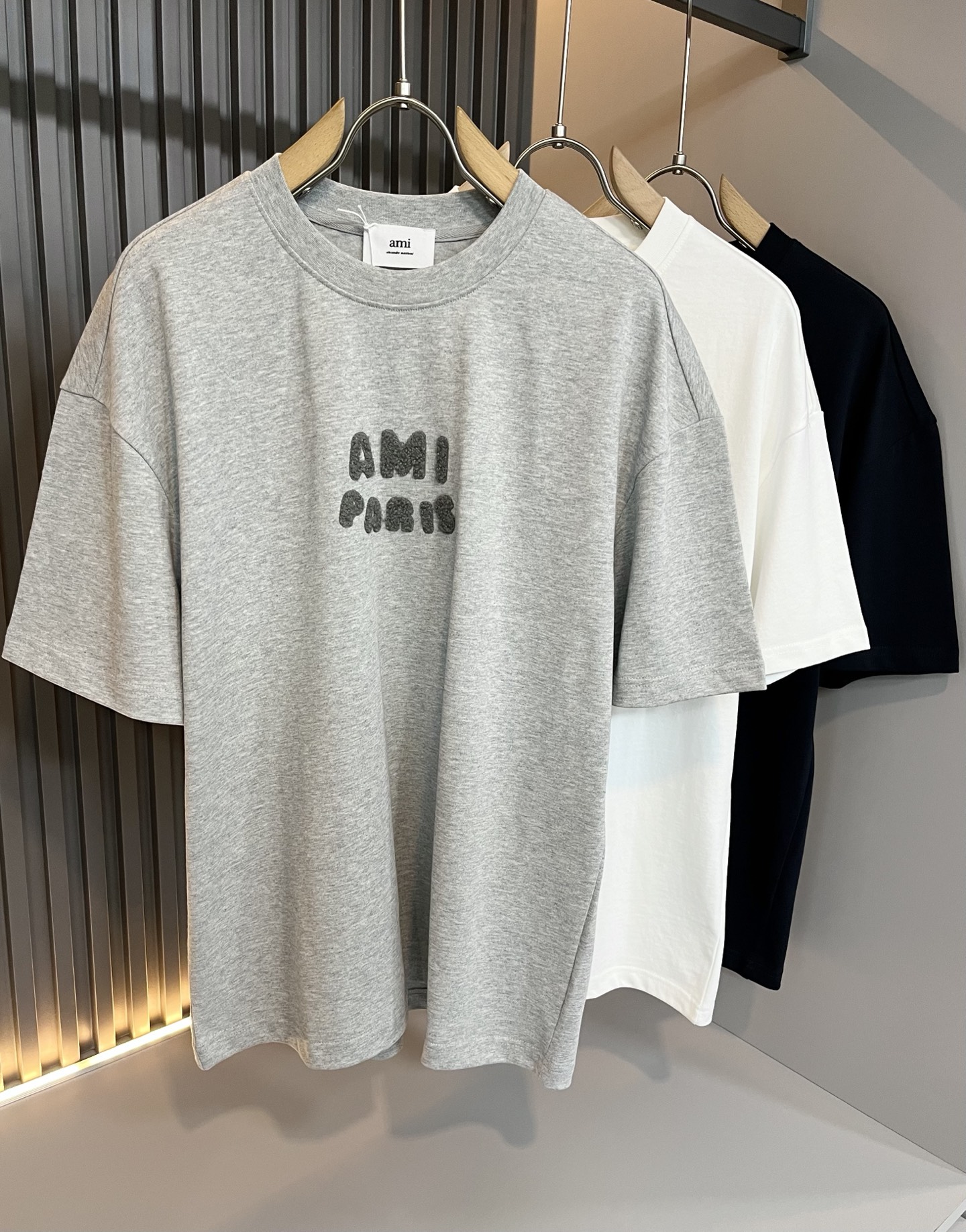 NO:139818,AMI 2025 spring and summer new short-sleeved T-shirt for men and women, the latest model is exclusively available on the entire network!  !  ~ It is classic and fashionable and versatile, who doesn’t like it? It will show the classic again. It is very pleasing to the eye and comes with a low luxury halo and recognition!  The traditional brand concept and modern advanced technology are perfectly combined. Coupled with the extremely modern and modern minimalist design, the exclusive flocking letter logo design!  Customized 100% imported pure cotton fabric!  The texture of this model is quite touching, the specifications and grades are known with tentacles. The degree of delicateness and breathability are top-notch!  Size S-2XL, T-shirt,tees,t-shirt,alexander wang19860909AMI 2025春夏新款男女同款短袖T恤,最新款全网独家首上！！~既经典有时尚百搭,谁不爱啊,将经典再次展现,非常的耐看,自带低奢光环与辨识度！传统的品牌理念和现代化的先进技术进行了完美结合.加上极其现代摩登风范的简约设计,专属植绒字母logo设计！定制百分百进口纯棉面料！此款的质感相当感人 触手便知规格档次 细腻程度与透气效果堪称顶级！尺码S-2XL,,T-shirt,tees，t-shirt,alexander wang,Men's clothing