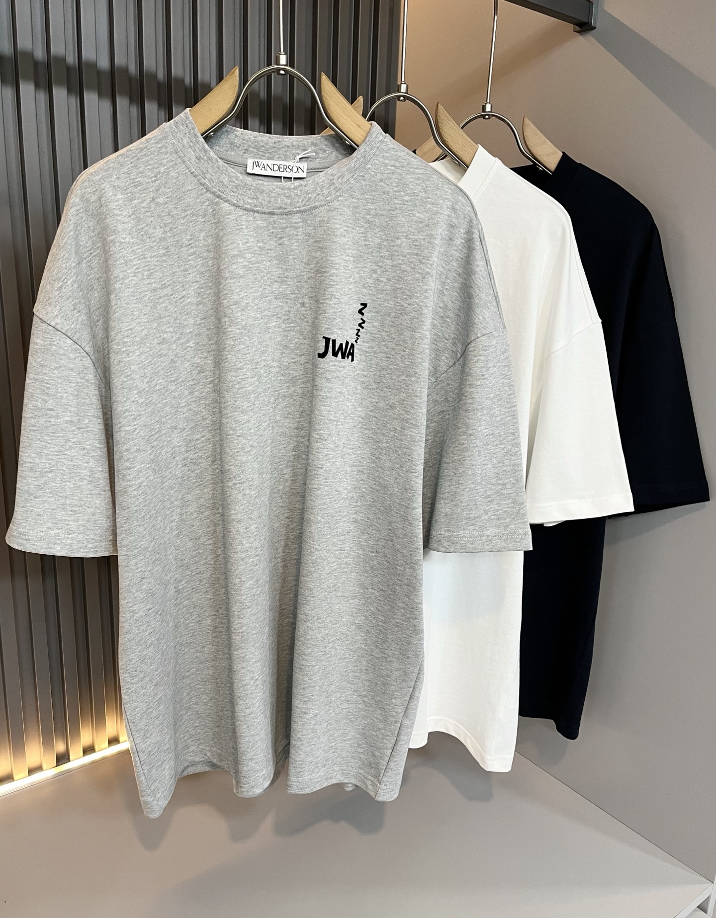 NO:139802,JWA2025 spring and summer new short-sleeved T-shirt for men and women, and the counter is available at the same time!  Customized exclusive wash water pure cotton fabric, customized original craft thread, and garment design logo velvet design!  Perfectly integrated with fashion and style, a top-notch fashionable style that perfectly suits the outside wear!  The overall feeling is natural!  The ultimate classic versatile short-sleeved T-shirt, the ultimate heavy industry and the ultimate perfection!  Fans who pursue high quality are please buy them by themselves, and all fans who know the goods are invited to appreciate this model together!  Size S-2XL, T-shirt,tees,t-shirt,alexander wang19860909JWA2025春夏新款男女同款短袖T恤,专柜同步发售！定制专属洗水纯棉面料,定制原版工艺螺纹,衣身设计标识logo压绒设计！完美融入时尚还有风情感一款完美符合外穿的顶尖时髦气质款！整体给人浑然天成的感觉！极致经典的百搭型短袖T恤,极致的重工极致的完美！追求高品质的粉丝们请自行抢购,诚邀所有识货的粉丝一同鉴赏此款！尺码S-2XL,,T-shirt,tees，t-shirt,alexander wang,Men's clothing