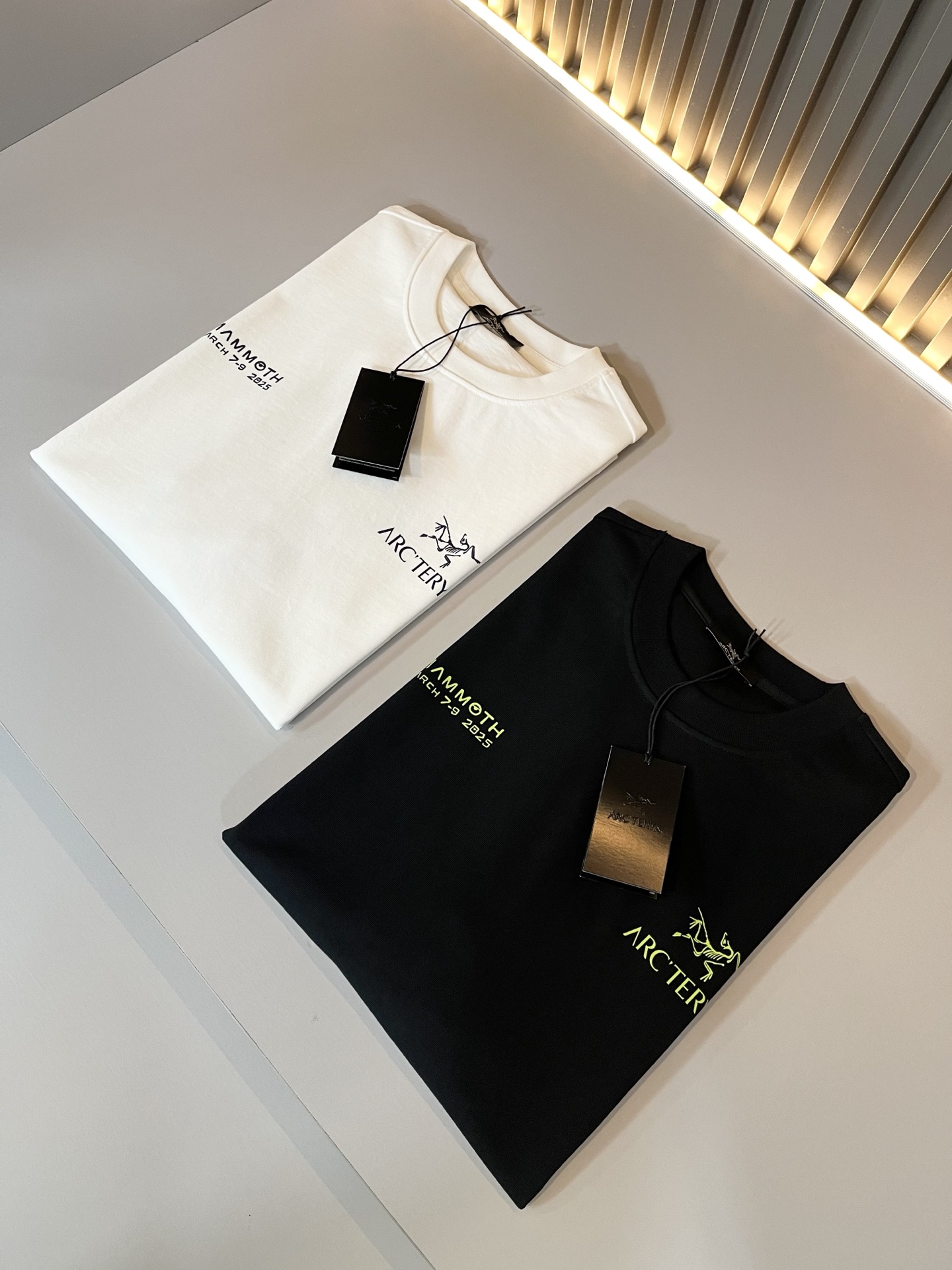 NO:139824,ARCTER*X Original Archaeological Bird 2025 spring and summer new short-sleeved T-shirt outdoor brands for men and women, perhaps the first thing that comes to mind is Canadian goose and Archaeological Bird. It gives people a feeling of trying out the label!  In addition to being quite accomplished in style design, the most obvious or most expert should be to have deeper and unique insights and attainments in fabrics. Through continuous structural research and problem-solving, and characterized by unique research on fabrics, these alone are enough to support it to become the first new logo brand image in the clothing manufacturing industry. This model uses air cotton material!  The fabric after the seiko blending feels smooth and soft, and it has both natural beauty and comfort. The large body style is cut cleanly and cleanly, and the fabric shows a different hazy structural beauty. It is made of exclusive mold customization. The fabric and its technology test the workers, can be smooth and smooth without wrinkles!  Logo logo pattern glue pressing process design!  It really tests the handmade work of every master!  It makes the whole clean and neat, without leaving any thread. Now men who pursue life are more refined in life!  Size S-2XL, arc'teryx, T-shirt,tees, t-shirt,alexander wang19860909ARCTER*X始*祖鸟 2025春夏新款男女同款短袖T恤户外品牌可能大家第一想到的就是加拿大鹅、始祖鸟.给人一种标签试的感觉！除了在款式设计上颇有造诣之外,最明显或者说最为拿手的,应该就是在面料上的拥有更深独特见解跟造诣了.通过不断地结构研究和问题处理,在以面料独特研究为特征,仅凭这些就已经足以支撑其成为服装制造行业中,首屈可数的新标志品牌形象.此款采用的空气棉材质！通过精工混纺之后的面料,手感细滑柔软,同时兼具自然美感跟舒适度.大身上版型裁剪简洁干净,面料上显现出了不一样朦胧的结构性美感来.独家开模定制而成,面料及其考验工人的技术,能做到平整服帖又不起皱！标志logo图案压胶工艺设计！真的是很考验每位师傅的手工制作！使得整体干净利索,不留一丝线头.现在对于生活有所追求的男性也在生活中更为精致！尺码S-2XL,arc'teryx,T-shirt,tees，t-shirt,alexander wang,Men's clothing