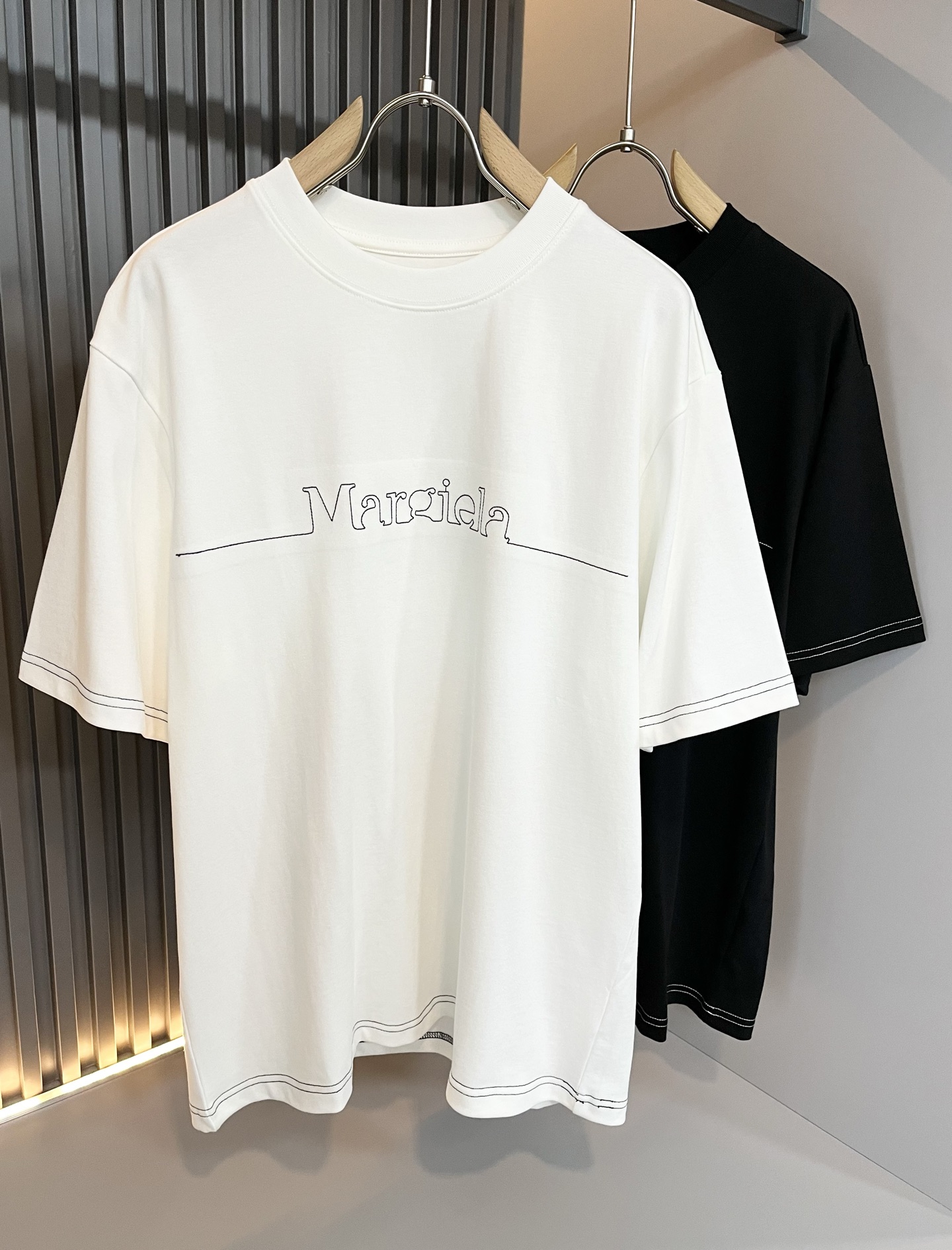 NO:139790,Maison Margiel 2025 spring and summer new short-sleeved T-shirt for men and women, and the counter is available at the same time!  Customized exclusive wash water pure cotton fabric, chest logo pattern embroidery design!  Simple and generous, calm and versatile, extremely high-end, perfectly integrated with fashion and style, a top fashionable style that perfectly suits the outside wear!  The overall feeling is natural!  Extremely classic versatile casual pants, customized original cotton fabric!  The ultimate perfection of heavy industry!  Fans who pursue high quality are please buy them by themselves, and all fans who know the goods are invited to appreciate this model together!  !  Size S-2XL, Masion Margiela, T-shirt,tees, t-shirt,alexander wang19860909马吉拉 maison margiel 2025春夏新款男女同款短袖T恤,专柜同步发售！定制专属洗水纯棉面料,胸前logo图案刺绣设计！简约大方,从容百搭,档次极高,完美融入时尚还有风情感一款完美符合外穿的顶尖时髦气质款！整体给人浑然天成的感觉！极致经典的百搭型休闲裤,定制原版纯棉面料！极致的重工极致的完美！追求高品质的粉丝们请自行抢购,诚邀所有识货的粉丝一同鉴赏此款！！尺码S-2XL,,masion margiela,T-shirt,tees，t-shirt,alexander wang,Men's clothing