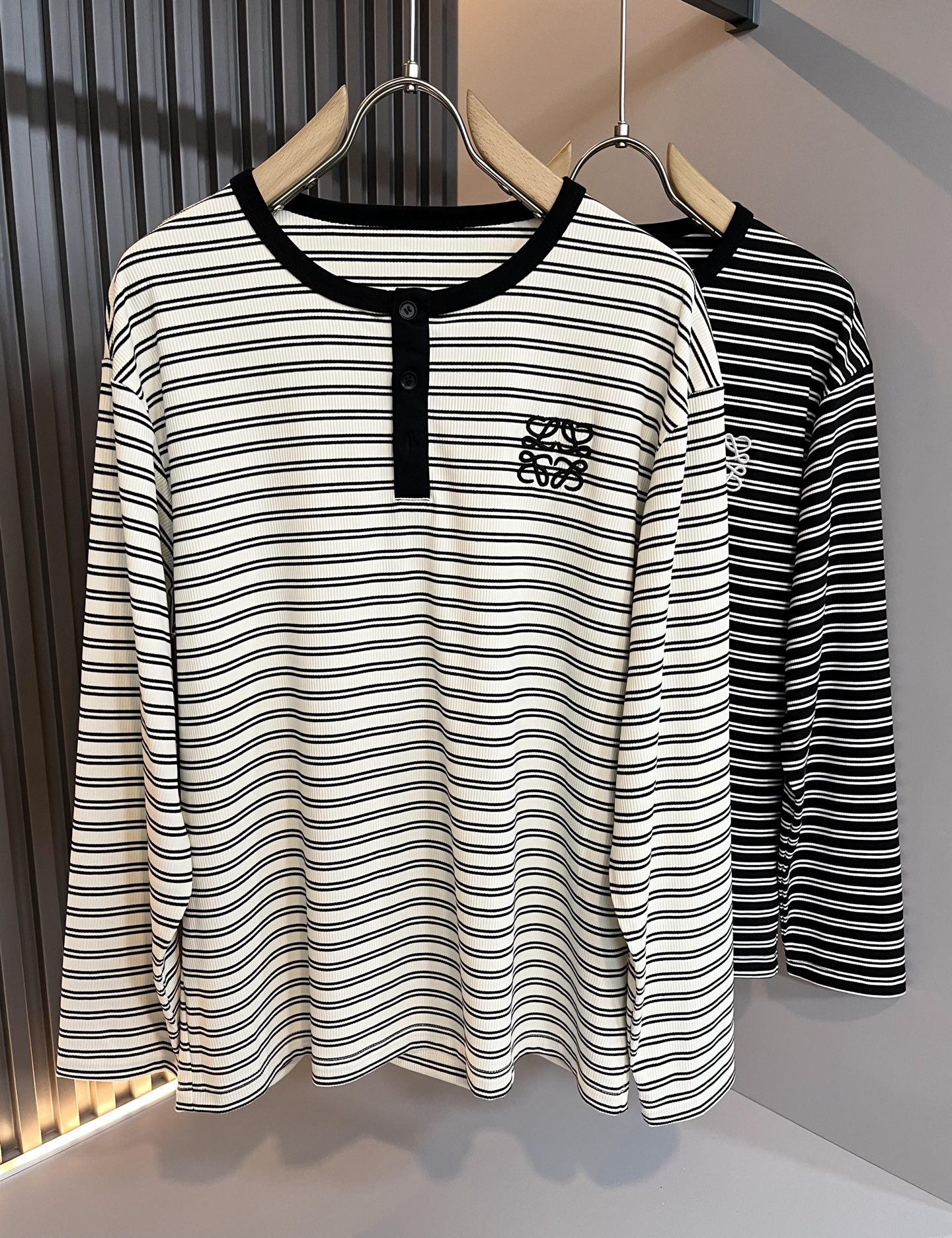 NO:139810,LOE*WE Luo*We 2025 spring and summer new men and women's eloquent long-sleeved T-shirt, original Italian order channel, very personalized and high-end style, logo logo pattern embroidery craft design!  Couple pure cotton short-sleeved T-shirt!  !  The latest fashion trends and popular products are here, and it is another simple and high-end fashion item. It is a fashion product with very high-end outfit charm. It is a must-have item for fashion trends!  Original Italian manufacturer channels, special-level orders, and released at the same time as Hong Kong, Macao and Taiwan buyers. This model is also the latest popular product of Luo Yiweijia this year and the most classic product. Its specifications and grades are beyond doubt!  !  The choice is very diverse, and it can be said that this model naturally has a fresh and natural feeling, showing the brand charm and high-end feeling. The texture of this model is very good, and the heavy weight and brilliant skin-friendliness that can be seen with hands are even better, and it is a complete enjoyment of wearing!  !  Size: S-2XL, loewe, loewe, T-shirt,tees, t-shirt,alexander wang19860909LOE*WE罗*威 2025春夏新款男女同款长袖T恤,意大利原厂订单渠道,极具个性高级风,标志logo图案刺绣工艺设计！情侣款纯棉短袖T恤！！最新时尚潮流人气产物驾到,又是一款简约高级的时尚单品,穿搭魅力十分高级不俗的时尚产物 ,时尚潮流必备单品！意大利原厂渠道,特供级别订单,同步港澳台买手店发布,此款也是罗意威家今年的最新人气产物,也是最经典的产物,其规格跟档次更是毋庸置疑！！ 选择极具多样化,言而喻此款自然具备那种清新自然的感觉,彰显品牌魅力与高级感,此款的质感十分的到位,用手可以感知的重磅跟出彩亲肤程度更是上佳,十足的穿着享受！！尺码: S-2XL,,loewe,loewe,T-shirt,tees，t-shirt,alexander wang,Men's clothing