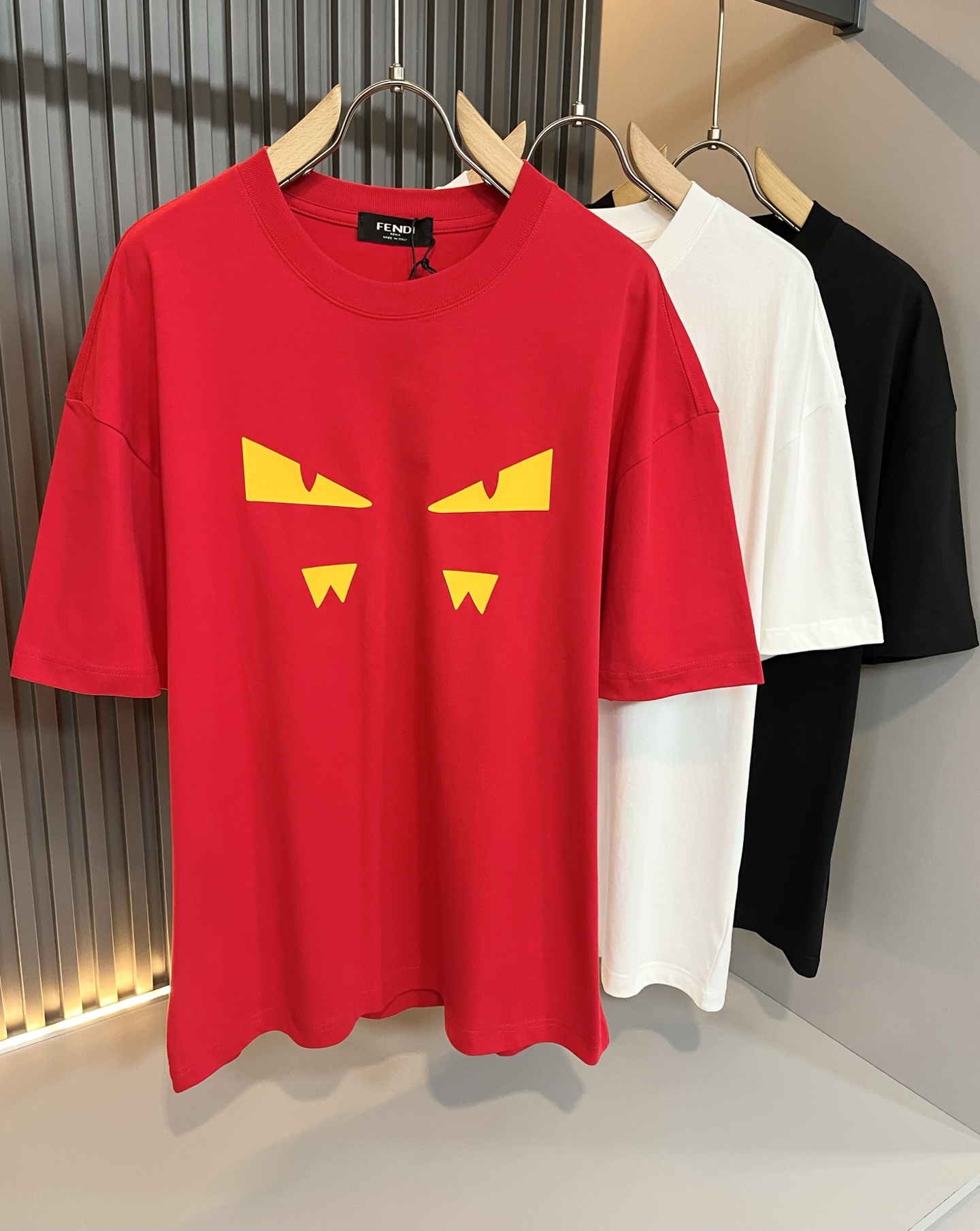 NO:139814,FEN*I FEN*Di's new spring and summer 2025 FD family FF men and women short-sleeved T-shirt, versatile and minimalist short-sleeved shirts for men and women. Original Italian orders, popular FD family items, simple and pure colors. The FD family's enduring iconic products, high-quality products with full representation and full specifications, and high-quality products that all FD fans are worth buying!  Pure Yidian channel orders, high-end and popular products from the FD family, very popular items at the moment, and iconic letter logo pattern printing modification!  High-end goods worth keeping and giving away to others!  It is trendy and beautiful, with a full sense of trendy atmosphere, and has a very high level and specifications. It uses a very classic black and white color combination, giving people a strong visual impact and has a very high recognition. It is top-quality exclusive pure cotton fabric, created with a soft, delicate and comfortable touch, and has a very high-end and classy appearance!  Perfectly interprets the charm of the brand and leaves a deep impression. It is more fashionable and charming. It has simple, elegant and fashionable upper body, and is even more stressful for outfits!  The inner wear alone is very delicious and beautiful scenery that cannot be ignored!  Size M-2XL, fendi,dior,T-shirt,tees,t-shirt,alexander wang19860909FEN*I 芬*迪2025春夏新款FD家族FF男女同款短袖T恤,男女同款百搭极简短袖.意大利原厂订单,FD家族人气单品,简约纯色系打造.FD家族经久不衰的标志性臻品,代表性十足,规格感十足的精品,所有FD粉丝都值得抢购的精品！纯正意代渠道订单,FD家族的高奢人气爆款产物,当下十分火爆的单品,标志性字母logo图案印花修饰！值得自留和送人的高端货！新潮又好看,潮流气息感十足,档次规格感极高,并且采用十分经典的的黑白双色搭配,给人的视觉冲击感相当强烈,有着极高的辨识度,顶级专属纯棉面料,打造,触感柔软细腻舒适,品相相当高级有档次！完美诠释品牌魅力,给人留下深刻印象.更具时尚与韵味,上身简约大方时尚,对于穿搭更是毫无压力！单穿内搭都极有味道,不可忽视的靓丽风景线！ 尺码M-2XL,,fendi,dior,T-shirt,tees，t-shirt,alexander wang,Men's clothing