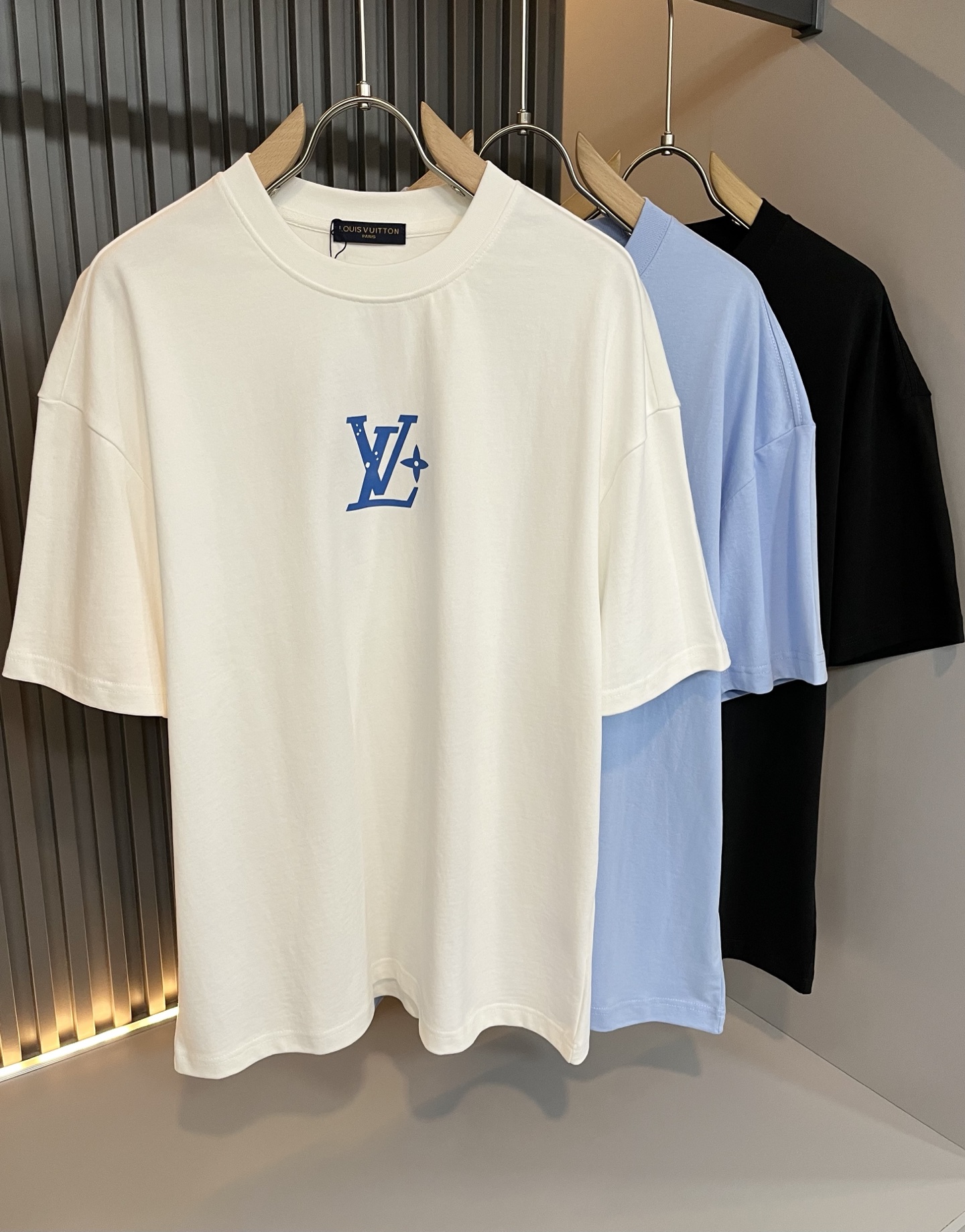 NO:139822,LouisVuitt*Louis*Deng The new series of spring and summer 2025 products are launched, a very fashionable and avant-garde short-sleeved T-shirt for men and women, with logo logo pattern and printing decoration!  Different from the past, it declares the design concept that has been passed down for many years in the brand!  Its eye-catchingness is no less than any classic style, perfectly presenting the fashionable, high-end and luxurious feeling in front of the world!  Made of imported cotton materials, selected high-quality pure cotton fabrics, soft and soft to the touch, the real thing is definitely beyond your imagination, close to the body and breathable, even if you sweat profusely, you will not feel greasy or stuffy, and will bring sweating and moisture absorption to the extreme!  Size M-2XL, louis vuitton,louis vuitton,t-shirt,tees,t-shirt,alexander wang19860909LouisVuitt*路易*登 2025春夏全新系列单品上线,非常时髦前卫的一款男女同款短袖T恤,标识logo图案印花修饰！区别于以往的不同,宣示品牌传承多年的设计理念！其吸睛度完全不亚于任何经典款式,将时髦高级感与奢华感完美呈现在世人眼前！客供进口全棉材质制成,精选优质纯棉面料,触感软糯亲肤细腻,实物到手绝对超乎你的想象,贴身无比舒适透气,即便是汗流浃背也不会有腻身及闷热感可言,将排汗吸湿性发挥到了极致！尺码M-2XL,,louis vuitton,louis vuitton,T-shirt,tees，t-shirt,alexander wang,Men's clothing