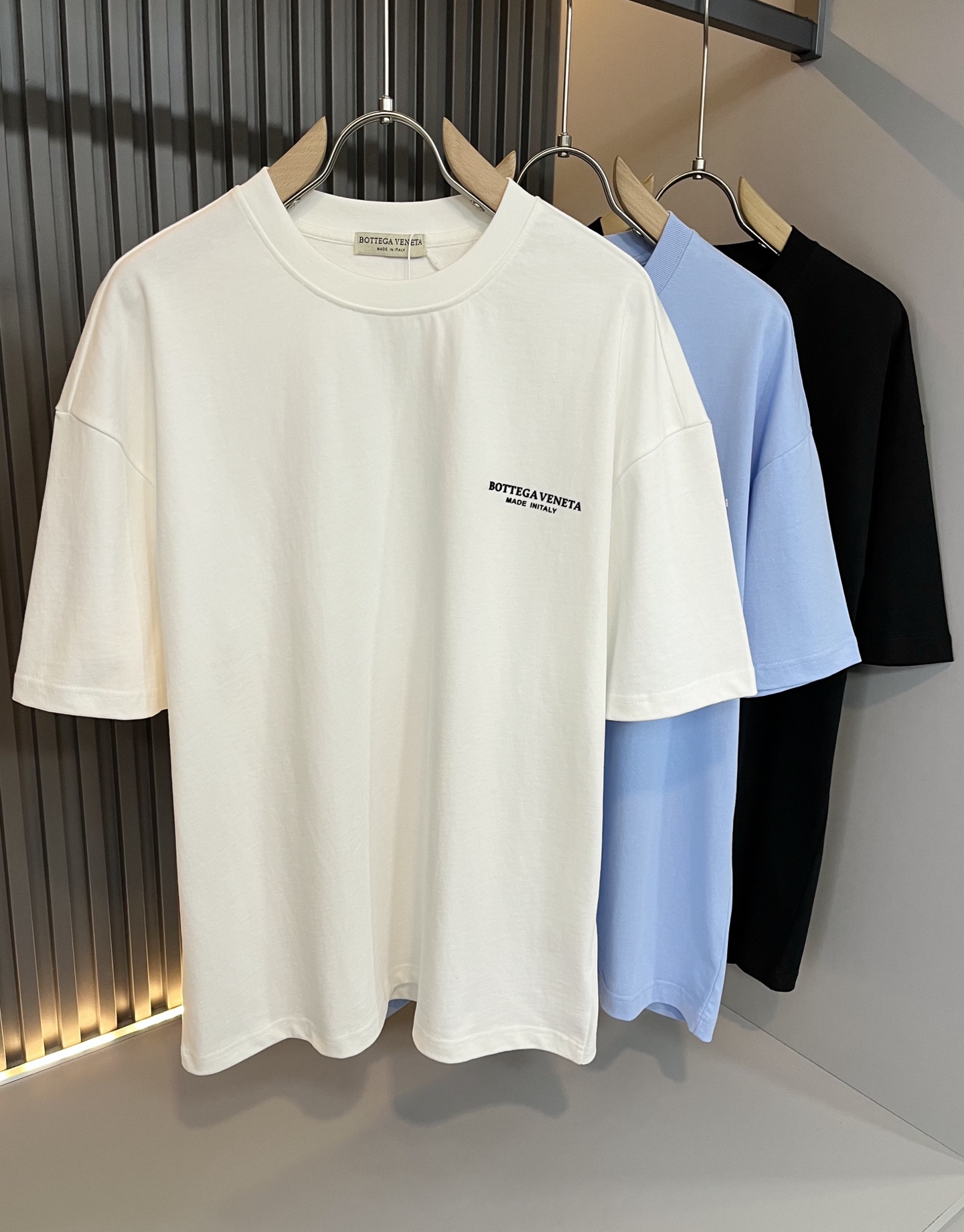 NO:139798,BottegaVene*a Bao*jia 2025 spring and summer new men's short-sleeved T-shirt, this is the most awesome solid color high-quality fabric so far this year!  !  !  Glue-pressing design for body logo pattern!  These alone are enough to beat the ordinary styles on the market. BV is really going to be fully powered this year!  Botte**Veneta 2025 Spring and Summer Series, orders from Taiwan trading companies, and available in Hong Kong Lane Crawford. The unique design style is simple and elegant. Nowadays, only the original single trading company dares to make many colors that match the counter to meet all the matching needs of men!  !  The details are in place and are reflected in the natural light. You can see this at a glance and instantly improve the texture of the clothes. And the fabric of this clothes took 6 months!  !  !  Size M-2XL, bottega veneta, bottega veneta, T-shirt,tees, t-shirt,alexander wang19860909BottegaVene*a宝*嘉 2025春夏新款男士短袖T恤,这是今年目前为止最牛批的一款纯色高品质面料！！！衣身logo图案压胶设计！光是这些就足够吊打市面上那些一般的款式了,BV今年是真的要火力全开了！Botte**Veneta 2025春夏系列,来自台湾贸易公司的订单,香港连卡佛也有售.独特的设计风格简约大气,这年头也只有原单贸易公司才敢做出足以匹敌专柜的诸多颜色来,满足一切男士的搭配需求！！细节到位自然光下体现的淋漓尽致.这个您入手一目了然,瞬间提升了衣服的质感.并且此款衣服面料,耗时6个月！！！尺码 M-2XL,,bottega veneta,bottega veneta,T-shirt,tees，t-shirt,alexander wang,Men's clothing