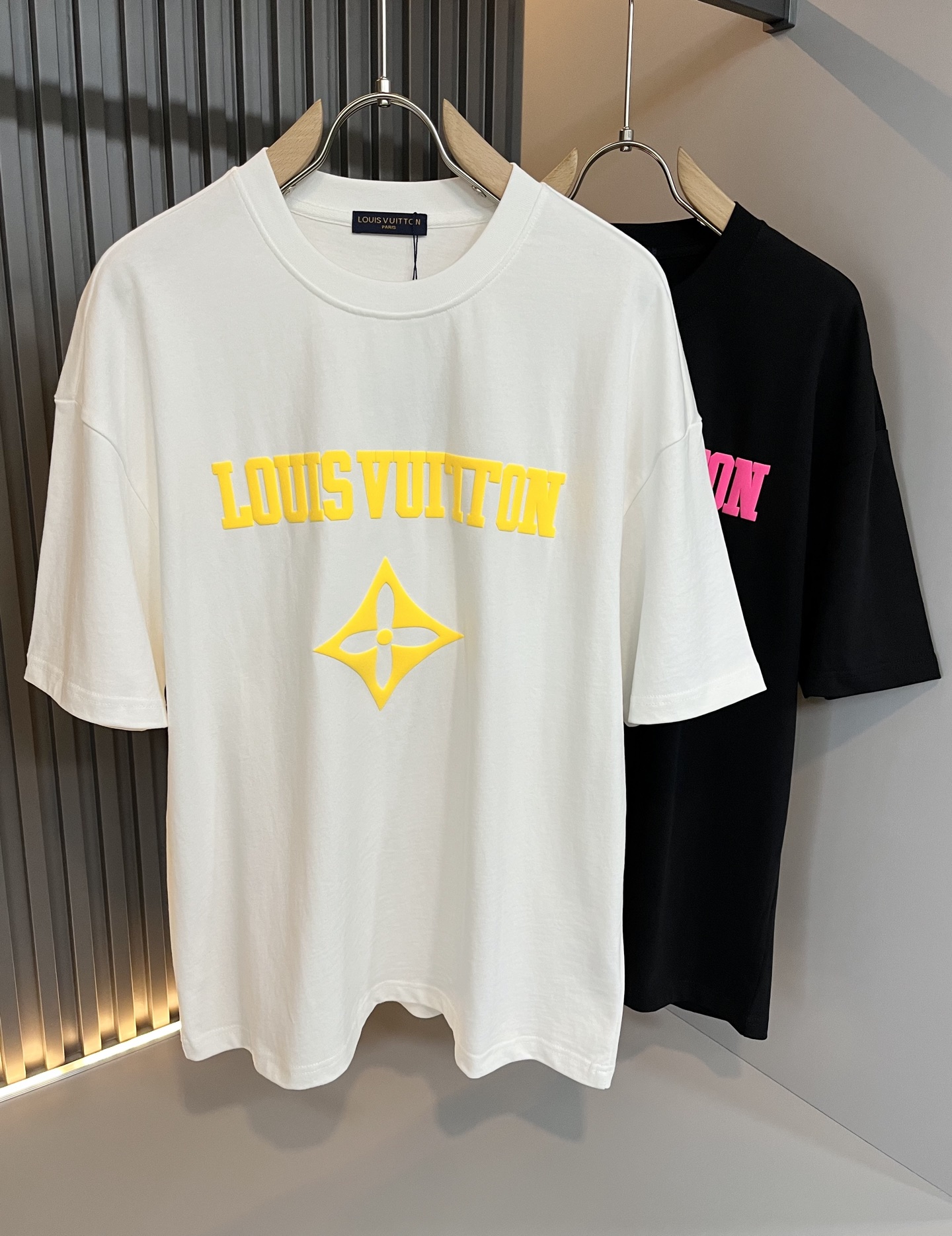 NO:139806,LouisVuitt*Louis*Deng The new series of spring and summer 2025 products are launched, a very fashionable and avant-garde short-sleeved T-shirt for men and women, with logo logo pattern and printing decoration!  Different from the past, it declares the design concept that has been passed down for many years in the brand!  Its eye-catchingness is no less than any classic style, perfectly presenting the fashionable, high-end and luxurious feeling in front of the world!  Made of imported cotton materials, selected high-quality pure cotton fabrics, soft and soft to the touch, the real thing is definitely beyond your imagination, close to the body and breathable, even if you sweat profusely, you will not feel greasy or stuffy, and will bring sweating and moisture absorption to the extreme!  Size M-2XL, louis vuitton,louis vuitton,t-shirt,tees,t-shirt,alexander wang19860909LouisVuitt*路易*登 2025春夏全新系列单品上线,非常时髦前卫的一款男女同款短袖T恤,标识logo图案印花修饰！区别于以往的不同,宣示品牌传承多年的设计理念！其吸睛度完全不亚于任何经典款式,将时髦高级感与奢华感完美呈现在世人眼前！客供进口全棉材质制成,精选优质纯棉面料,触感软糯亲肤细腻,实物到手绝对超乎你的想象,贴身无比舒适透气,即便是汗流浃背也不会有腻身及闷热感可言,将排汗吸湿性发挥到了极致！尺码M-2XL,,louis vuitton,louis vuitton,T-shirt,tees，t-shirt,alexander wang,Men's clothing