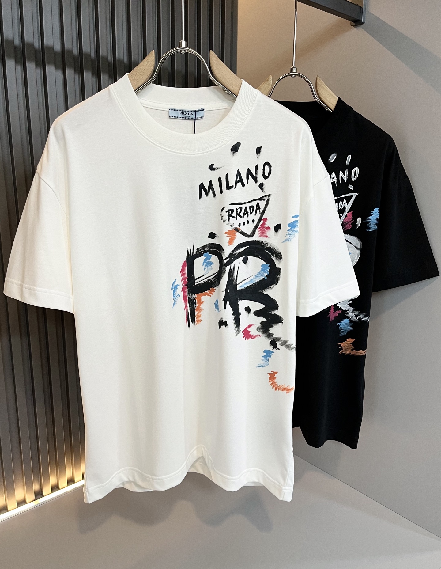 NO:139794,PRAD*A Pu*da 2025 spring and summer new short-sleeved T-shirt for men and women, the latest model is exclusively available on the entire network!  !  ~ It is classic and fashionable and versatile, who doesn’t like it? It will show the classic again. It is very pleasing to the eye and comes with a low luxury halo and recognition!  Pr*da's traditional brand concept and modern advanced technology are perfectly combined. Coupled with the extremely modern and simple design, P-family exclusive logo pattern printing design!  Customized 100% imported pure cotton fabric!  The texture of this model is quite touching, the specifications and grades are known with tentacles. The degree of delicateness and breathability are top-notch!  Size M-3XL, prada, T-shirt,tees, t-shirt,alexander wang19860909PRAD*A普*达2025春夏新款男女同款短袖T恤,最新款全网独家首上！！~既经典有时尚百搭,谁不爱啊,将经典再次展现,非常的耐看,自带低奢光环与辨识度！Pr*da传统的品牌理念和现代化的先进技术进行了完美结合.加上极其现代摩登风范的简约设计,p家专属logo图案印花设计！定制百分百进口纯棉面料！此款的质感相当感人 触手便知规格档次 细腻程度与透气效果堪称顶级！尺码M-3XL,,prada,T-shirt,tees，t-shirt,alexander wang,Men's clothing