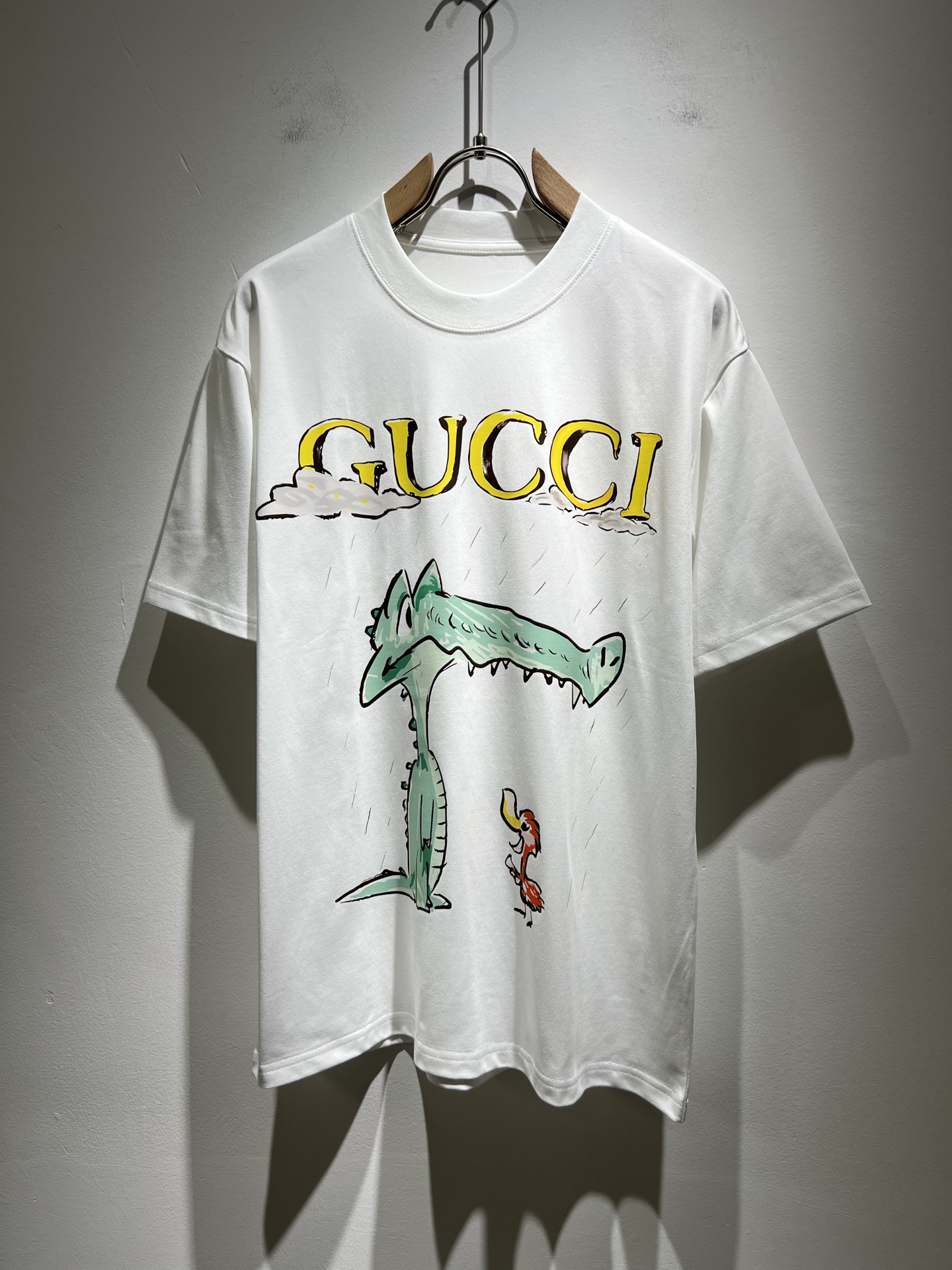 NO:139899,Gucc* Gujia 2025 spring and summer new style for men and women couples casual loose cotton round neck short-sleeved T-shirt!  Trading companies have sparse channels and are released on the official website at the same time!  The latest series of spring and summer 2025, classic fashion design elements, injecting full vitality into the new series. This T-shirt is carefully selected for imported cotton fabrics. The fabric feels skin-friendly and soft and delicate, and the body is panoramic logo printing design!  It has an extremely comfortable and breathable wearing experience. The whole item is very eye-catching and fashionable, and is deeply loved by young people today!  The loose round neck cut is a neutral style regardless of age and gender, suitable for matching all the styles and looks you need in your daily life!  It is recommended to wear couple outfits to go out on the street to make it more pleasing to the eye!  Size M-4XL, gucci, gucci, T-shirt, tees, t-shirt, alexander wang19860909Gucc*古家 2025春夏新款男女同情侣款休闲宽松棉质圆领短袖T恤衫！贸易公司渠道稀出,同步官网发售 ！ 2025春夏最新系列,经典时尚设计元素,为全新系列注入满满活力,这款T恤衫用心甄选客供进口棉面料制成,面料手感亲肤柔软细腻,衣身全景logo印花设计！拥有着无比舒适透气性的穿着体验,整件单品极具吸睛度与时尚感,深受当下年轻人的喜爱！基础宽松的圆领版型裁剪,不分年龄与性别的中性款式,适合搭配你日常所需的所有风格与造型！建议搭配情侣装出街会更为养眼出色！尺码M-4XL,,gucci,gucci,T-shirt,tees，t-shirt,alexander wang,Men's clothing