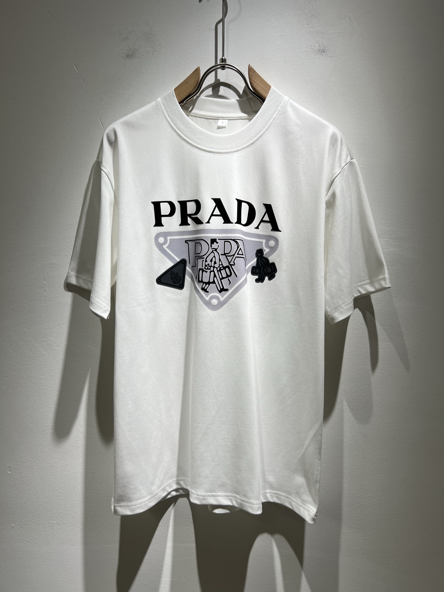 NO:139875,PRAD*A Pu*da 2025 spring and summer new short-sleeved T-shirt for men and women, the latest model is exclusively available on the entire network!  !  ~ It is classic and fashionable and versatile, who doesn’t like it? It will show the classic again. It is very pleasing to the eye and comes with a low luxury halo and recognition!  Pr*da's traditional brand concept and modern advanced technology are perfectly combined. Coupled with the extremely modern and simple design, P's exclusive logo pattern glue pressing design!  Customized 100% imported pure cotton fabric!  The texture of this model is quite touching, the specifications and grades are known with tentacles. The degree of delicateness and breathability are top-notch!  Size M-4XL, prada, T-shirt,tees, t-shirt,alexander wang19860909PRAD*A普*达2025春夏新款男女同款短袖T恤,最新款全网独家首上！！~既经典有时尚百搭,谁不爱啊,将经典再次展现,非常的耐看,自带低奢光环与辨识度！Pr*da传统的品牌理念和现代化的先进技术进行了完美结合.加上极其现代摩登风范的简约设计,p家专属logo图案压胶设计！定制百分百进口纯棉面料！此款的质感相当感人 触手便知规格档次 细腻程度与透气效果堪称顶级！尺码M-4XL,,prada,T-shirt,tees，t-shirt,alexander wang,Men's clothing