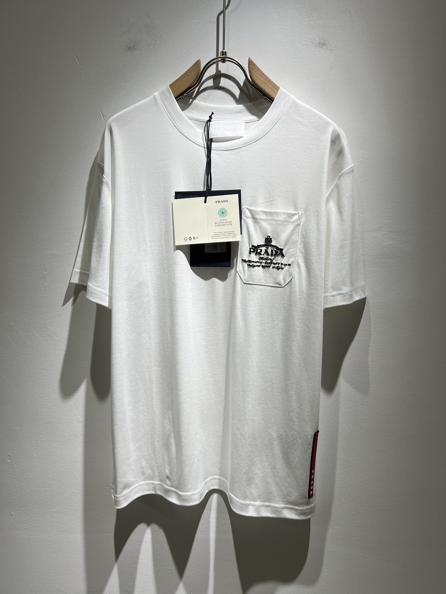 NO:139869,PRAD*A Pu*da 2025 spring and summer new short-sleeved T-shirt for men and women, the latest model is exclusively available on the entire network!  !  ~ It is classic and fashionable and versatile, who doesn’t like it? It will show the classic again. It is very pleasing to the eye and comes with a low luxury halo and recognition!  Pr*da's traditional brand concept and modern advanced technology are perfectly combined. Coupled with the extremely modern and simple design, P-family exclusive logo pattern printing design!  Customized 100% imported pure cotton fabric!  The texture of this model is quite touching, the specifications and grades are known with tentacles. The degree of delicateness and breathability are top-notch!  Size M-3XL, prada, T-shirt,tees, t-shirt,alexander wang19860909PRAD*A普*达2025春夏新款男女同款短袖T恤,最新款全网独家首上！！~既经典有时尚百搭,谁不爱啊,将经典再次展现,非常的耐看,自带低奢光环与辨识度！Pr*da传统的品牌理念和现代化的先进技术进行了完美结合.加上极其现代摩登风范的简约设计,p家专属logo图案印花设计！定制百分百进口纯棉面料！此款的质感相当感人 触手便知规格档次 细腻程度与透气效果堪称顶级！尺码M-3XL,,prada,T-shirt,tees，t-shirt,alexander wang,Men's clothing