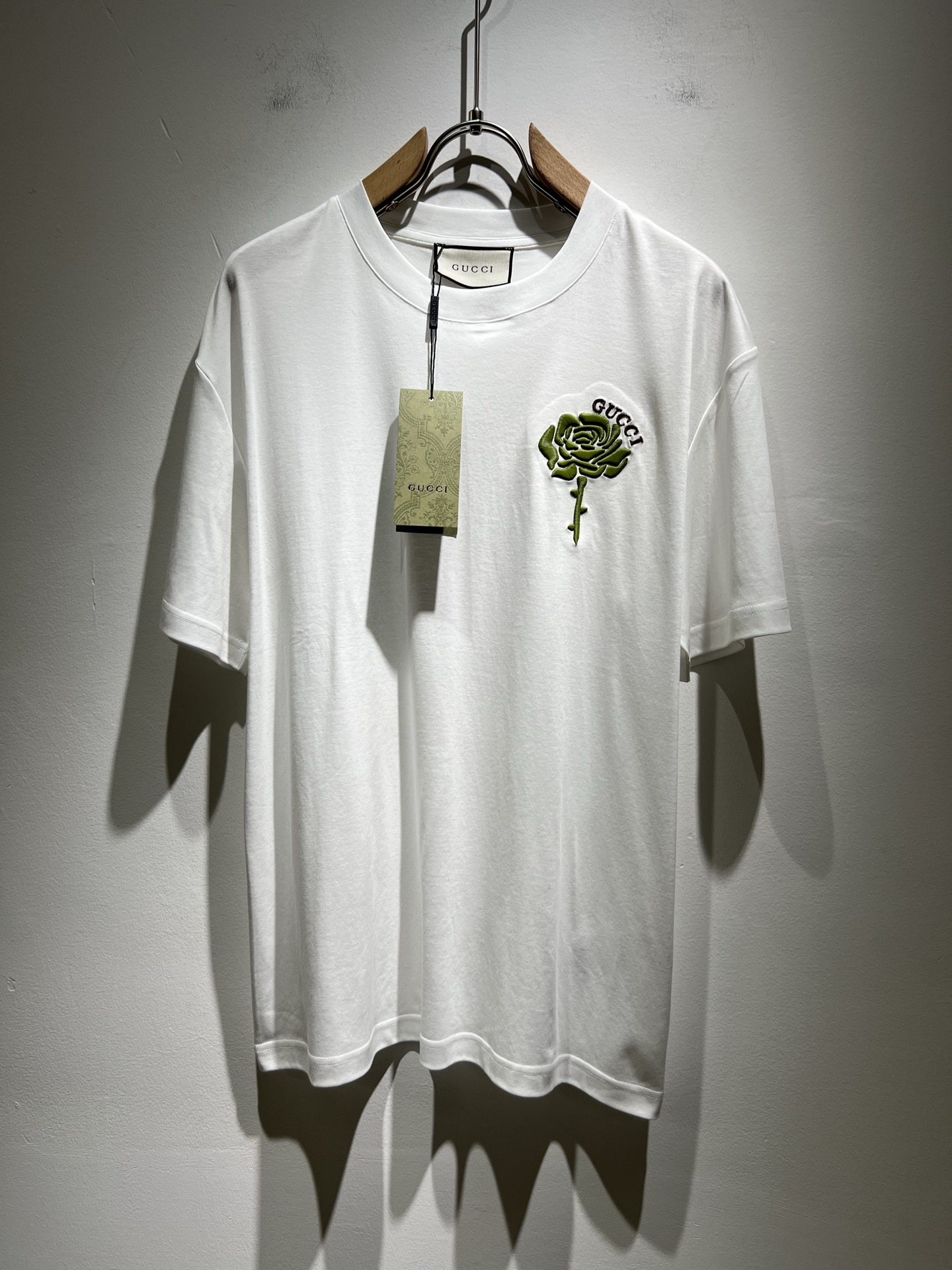 NO:139895,Gucc* Gujia 2025 spring and summer series basic round neck pullover short-sleeved T-shirt, men and women's couples casual loose cotton round neck short-sleeved T-shirt!  Trading companies have sparse channels and are released on the official website at the same time!  The latest series of spring and summer 2025, classic fashion design elements, injecting full vitality into the new series. This T-shirt is carefully selected for imported cotton fabrics. The fabric feels skin-friendly and soft and delicate, and the body logo pattern embroidery design!  It has an extremely comfortable and breathable wearing experience. The whole item is very eye-catching and fashionable, and is deeply loved by young people today!  The loose round neck cut is a neutral style regardless of age and gender, suitable for matching all the styles and looks you need in your daily life!  It is recommended to wear couple outfits to go out on the street to make it more pleasing to the eye!  Size M-3XL, gucci, gucci, T-shirt, tees, t-shirt, alexander wang19860909Gucc*古家 2025春夏系列基础圆领套头短袖T恤,男女同情侣款休闲宽松棉质圆领短袖T恤衫！贸易公司渠道稀出,同步官网发售 ！ 2025春夏最新系列,经典时尚设计元素,为全新系列注入满满活力,这款T恤衫用心甄选客供进口棉面料制成,面料手感亲肤柔软细腻,衣身logo图案刺绣设计！拥有着无比舒适透气性的穿着体验,整件单品极具吸睛度与时尚感,深受当下年轻人的喜爱！基础宽松的圆领版型裁剪,不分年龄与性别的中性款式,适合搭配你日常所需的所有风格与造型！建议搭配情侣装出街会更为养眼出色！尺码M-3XL,,gucci,gucci,T-shirt,tees，t-shirt,alexander wang,Men's clothing