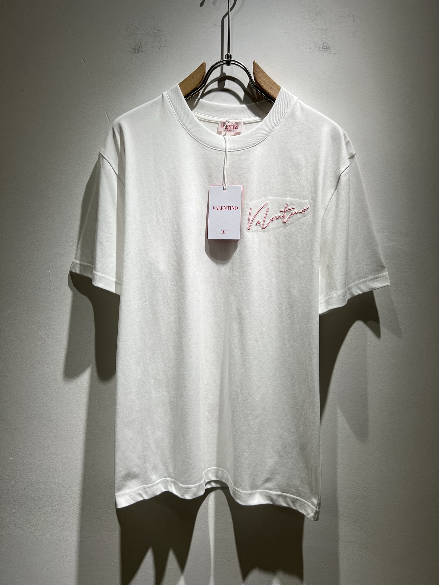 NO:139885,VALENTI*O Warren*nu~Counter style, 2025 spring and summer new short-sleeved T-shirt, front and rear logo embroidered glue design!  Simple, fashionable and young, versatile style, and a young and elegant upper body feel!  It will never be outdated. All major counters are listed simultaneously. The orders of goods, workmanship and details of the foreign trade full-quality trading company are very well-established, and they are very particular. The fabric is made of 260g pure cotton fabric!  The upper body is comfortable and breathable, and the overall feels very crisp. It is worn on a daily basis. Whether it is worn alone or in the inner wear, it is simple and brilliant. Casual men and women should not miss it. Size M-3XL, valentino, valentino, T-shirt, tees, t-shirt, alexander wang19860909VALENTI*O华伦*奴～柜台款、2025春夏新款短袖T恤衫,前后logo刺绣压胶设计！简单时尚而年轻,百搭风格,上身感很年轻优雅！永远不会过时.各大柜台同步上市,外贸全品相贸易公司订单货品,做工和细节部位非常到位,非常讲究.合体的剪裁.面料采用260g纯棉面料！上身舒适透气,整体又有很好的挺括感,日常基础穿着.不管单穿还是内搭,简简单单就很出彩,休闲男女不容错过.尺码M-3XL,,valentino,valentino,T-shirt,tees，t-shirt,alexander wang,Men's clothing