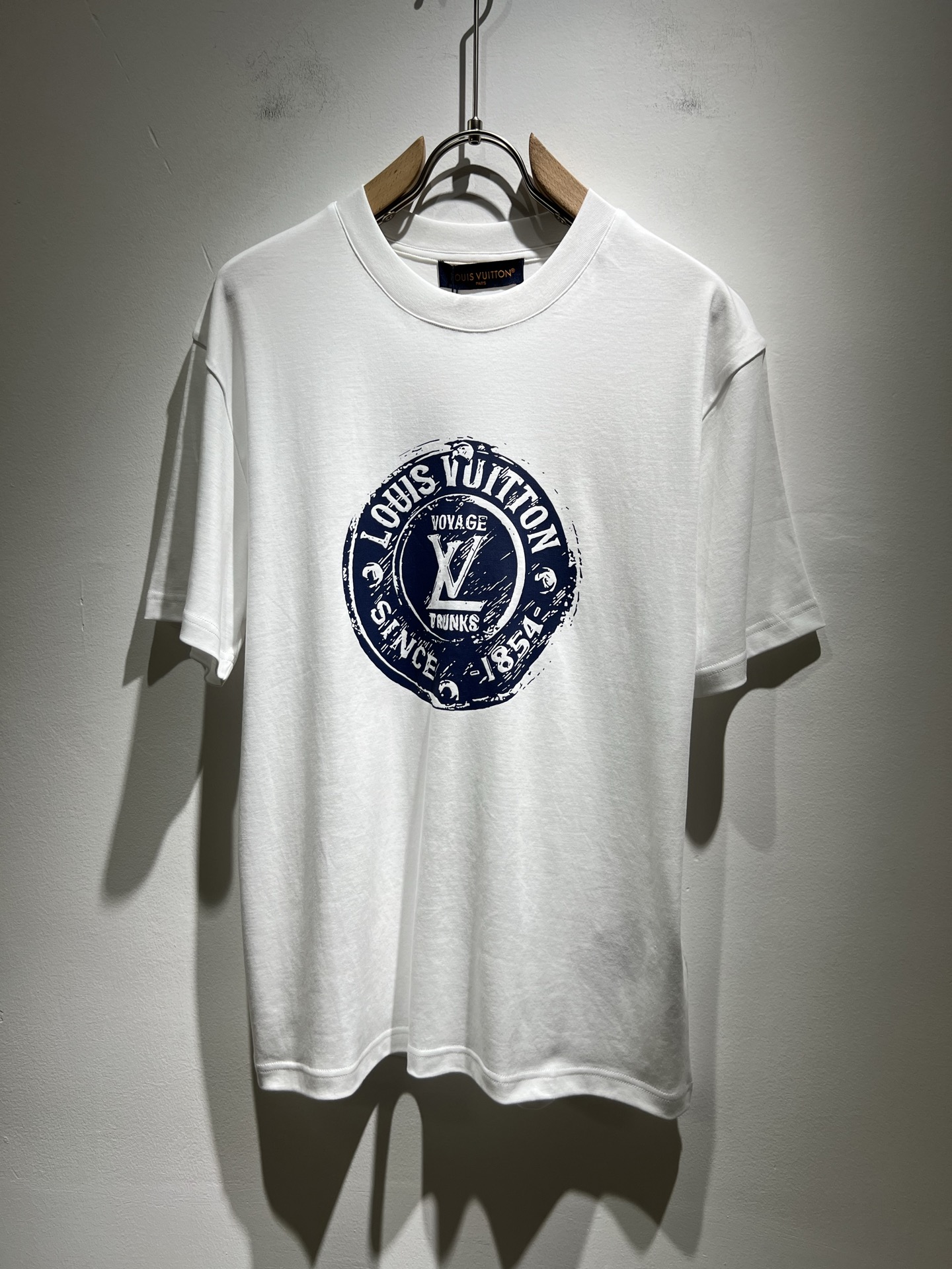 NO:139907,LouisVuitt*Louis*Deng The new series of spring and summer 2025 products are launched, a very fashionable and avant-garde short-sleeved T-shirt for men and women, with logo logo pattern and printing decoration!  Different from the past, it declares the design concept that has been passed down for many years in the brand!  Its eye-catchingness is no less than any classic style, perfectly presenting the fashionable, high-end and luxurious feeling in front of the world!  Made of imported cotton materials, selected high-quality pure cotton fabrics, soft and soft to the touch, the real thing is definitely beyond your imagination, close to the body and breathable, even if you sweat profusely, you will not feel greasy or stuffy, and will bring sweating and moisture absorption to the extreme!  Size M-3XL, louis vuitton,louis vuitton,t-shirt,tees,t-shirt,alexander wang19860909LouisVuitt*路易*登 2025春夏全新系列单品上线,非常时髦前卫的一款男女同款短袖T恤,标识logo图案印花修饰！区别于以往的不同,宣示品牌传承多年的设计理念！其吸睛度完全不亚于任何经典款式,将时髦高级感与奢华感完美呈现在世人眼前！客供进口全棉材质制成,精选优质纯棉面料,触感软糯亲肤细腻,实物到手绝对超乎你的想象,贴身无比舒适透气,即便是汗流浃背也不会有腻身及闷热感可言,将排汗吸湿性发挥到了极致！尺码M-3XL,,louis vuitton,louis vuitton,T-shirt,tees，t-shirt,alexander wang,Men's clothing