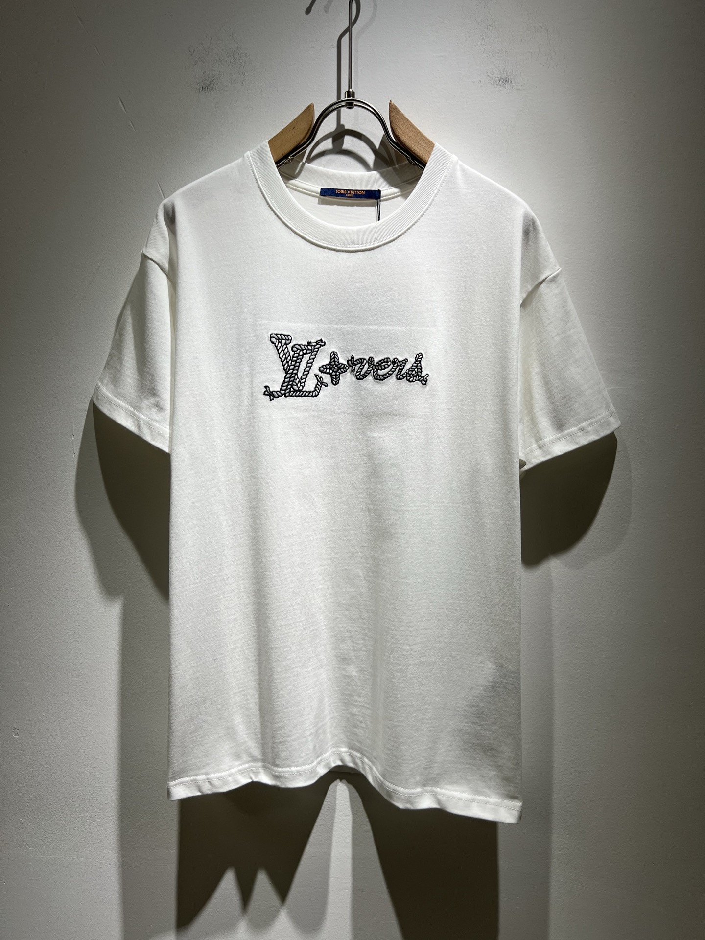 NO:139863,LouisVuitt*Louis*Deng The new series of spring and summer 2025 products are launched, a very fashionable and avant-garde short-sleeved T-shirt for men and women, with logo embroidery embroidery decoration!  Different from the past, it declares the design concept that has been passed down for many years in the brand!  Its eye-catchingness is no less than any classic style, perfectly presenting the fashionable, high-end and luxurious feeling in front of the world!  Made of imported cotton materials, selected high-quality pure cotton fabrics, soft and soft to the touch, the real thing is definitely beyond your imagination, close to the body and breathable, even if you sweat profusely, you will not feel greasy or stuffy, and will bring sweating and moisture absorption to the extreme!  Size S-XL, louis vuitton,louis vuitton,t-shirt,tees,t-shirt,alexander wang19860909LouisVuitt*路易*登 2025春夏全新系列单品上线,非常时髦前卫的一款男女同款短袖T恤,标识logo图案刺绣修饰！区别于以往的不同,宣示品牌传承多年的设计理念！其吸睛度完全不亚于任何经典款式,将时髦高级感与奢华感完美呈现在世人眼前！客供进口全棉材质制成,精选优质纯棉面料,触感软糯亲肤细腻,实物到手绝对超乎你的想象,贴身无比舒适透气,即便是汗流浃背也不会有腻身及闷热感可言,将排汗吸湿性发挥到了极致！尺码S-XL,,louis vuitton,louis vuitton,T-shirt,tees，t-shirt,alexander wang,Men's clothing