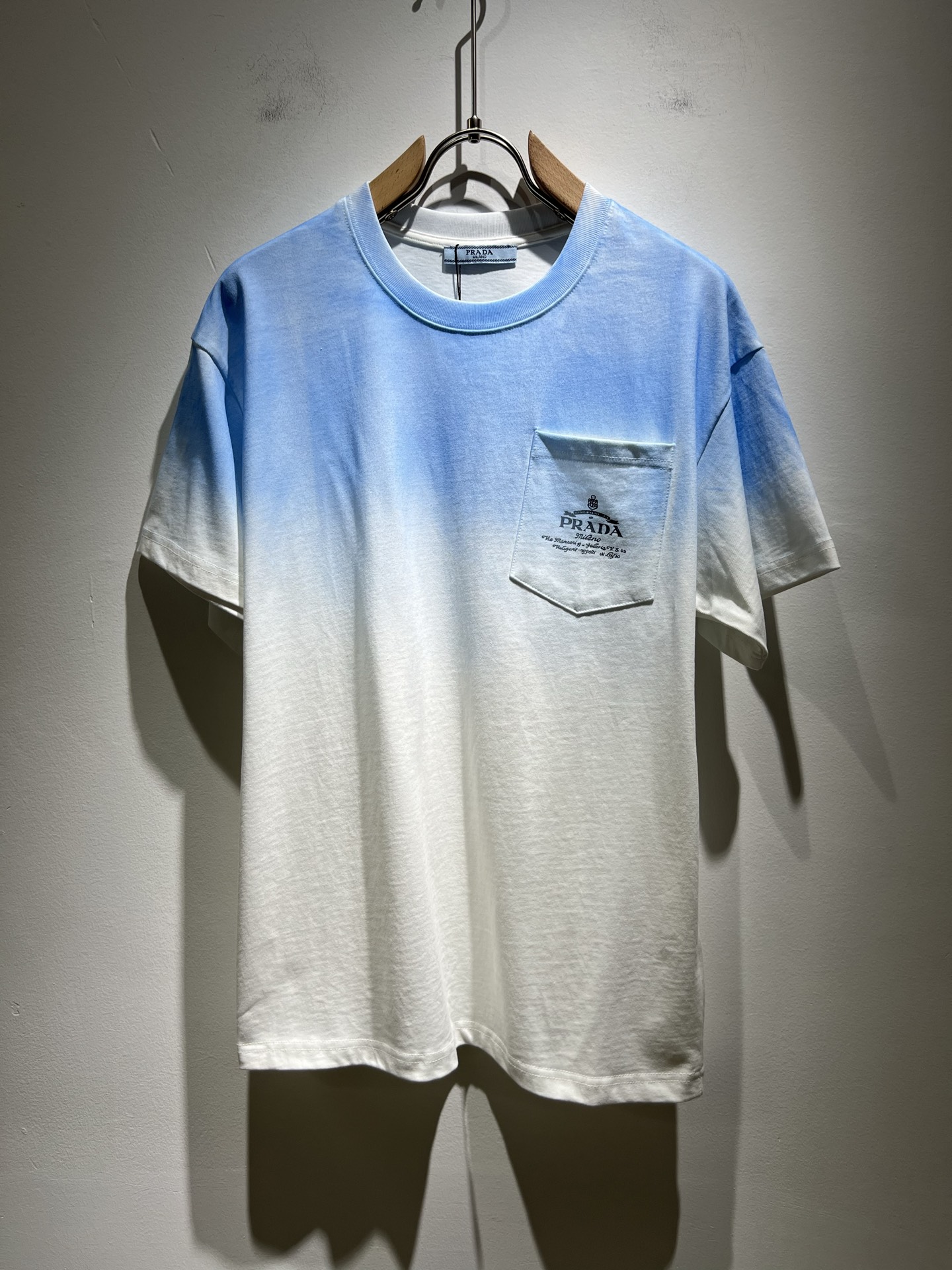 NO:139903,PRAD*A Pu*da 2025 spring and summer new short-sleeved T-shirt for men and women, the latest model is exclusively available on the entire network!  !  ~ It is classic and fashionable and versatile, who doesn’t like it? It will show the classic again. It is very pleasing to the eye and comes with a low luxury halo and recognition!  Pr*da's traditional brand concept and modern advanced technology are perfectly combined. Coupled with the extremely modern and simple design, P-family exclusive logo pattern printing design!  Customized 100% imported pure cotton fabric!  The texture of this model is quite touching, the specifications and grades are known with tentacles. The degree of delicateness and breathability are top-notch!  Size S-XL, prada, T-shirt,tees, t-shirt,alexander wang19860909PRAD*A普*达2025春夏新款男女同款短袖T恤,最新款全网独家首上！！~既经典有时尚百搭,谁不爱啊,将经典再次展现,非常的耐看,自带低奢光环与辨识度！Pr*da传统的品牌理念和现代化的先进技术进行了完美结合.加上极其现代摩登风范的简约设计,p家专属logo图案印花设计！定制百分百进口纯棉面料！此款的质感相当感人 触手便知规格档次 细腻程度与透气效果堪称顶级！尺码S-XL,,prada,T-shirt,tees，t-shirt,alexander wang,Men's clothing