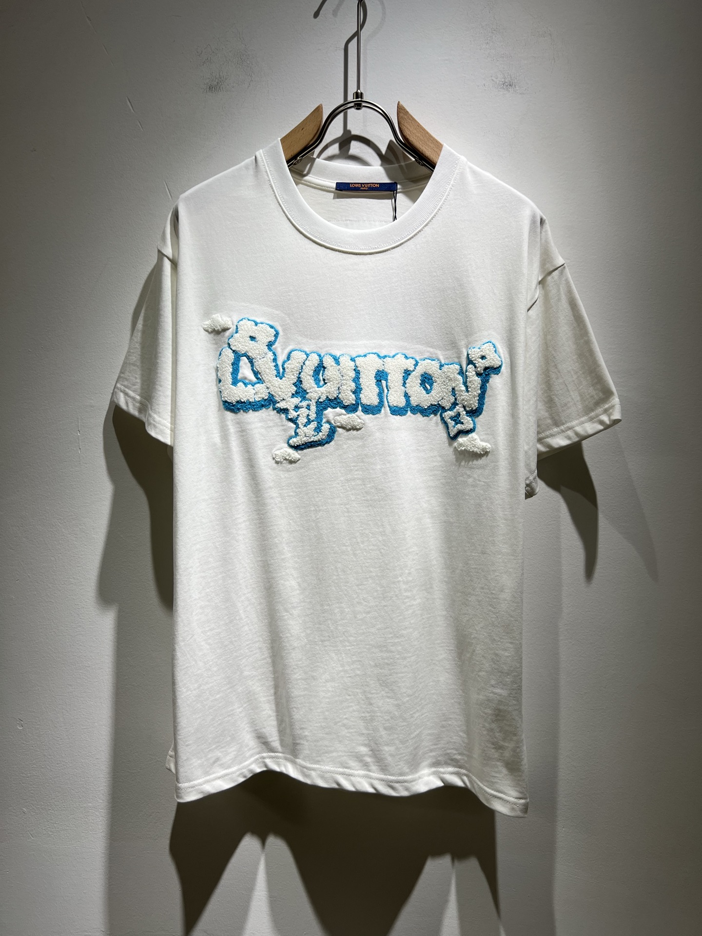 NO:139881,LouisVuitt*Louis*Deng The new series of spring and summer 2025 products are launched, a very fashionable and avant-garde short-sleeved T-shirt for men and women, with logo pattern towel velvet decoration!  Different from the past, it declares the design concept that has been passed down for many years in the brand!  Its eye-catchingness is no less than any classic style, perfectly presenting the fashionable, high-end and luxurious feeling in front of the world!  Made of imported cotton materials, selected high-quality pure cotton fabrics, soft and soft to the touch, the real thing is definitely beyond your imagination, close to the body and breathable, even if you sweat profusely, you will not feel greasy or stuffy, and will bring sweating and moisture absorption to the extreme!  Size S-XL, louis vuitton,louis vuitton,t-shirt,tees,t-shirt,alexander wang19860909LouisVuitt*路易*登 2025春夏全新系列单品上线,非常时髦前卫的一款男女同款短袖T恤,标识logo图案毛巾绒修饰！区别于以往的不同,宣示品牌传承多年的设计理念！其吸睛度完全不亚于任何经典款式,将时髦高级感与奢华感完美呈现在世人眼前！客供进口全棉材质制成,精选优质纯棉面料,触感软糯亲肤细腻,实物到手绝对超乎你的想象,贴身无比舒适透气,即便是汗流浃背也不会有腻身及闷热感可言,将排汗吸湿性发挥到了极致！尺码S-XL,,louis vuitton,louis vuitton,T-shirt,tees，t-shirt,alexander wang,Men's clothing