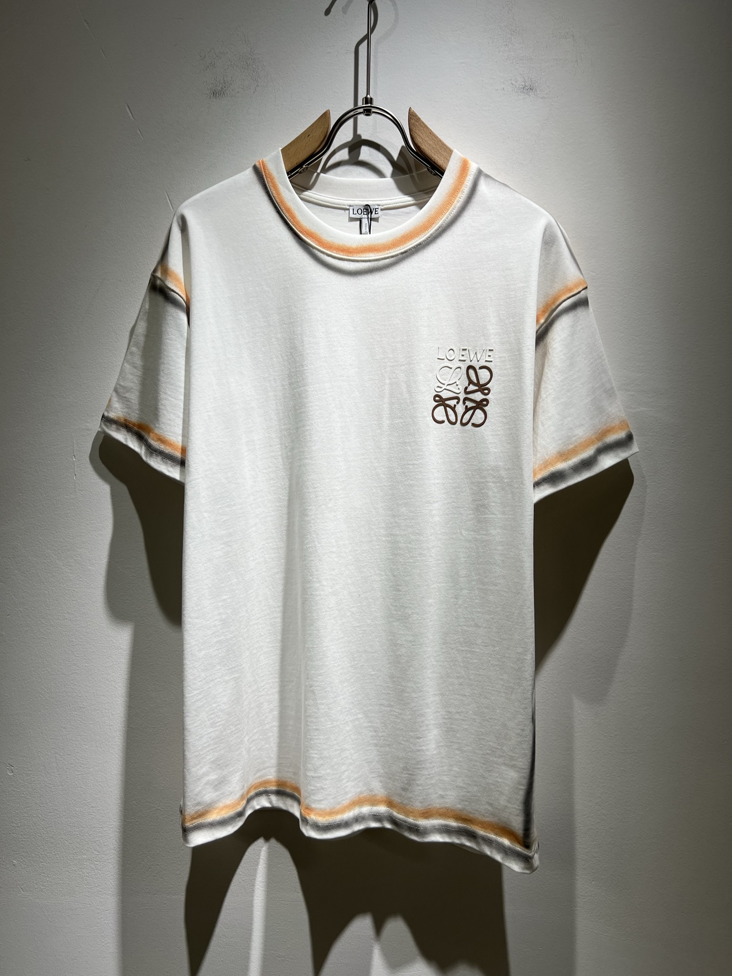 NO:139891,LOE*WE Luo*We 2025 spring and summer new short-sleeved T-shirt for men and women, original Italian order channel, very personalized and high-end style, logo pattern offset printing technology design!  Couple pure cotton short-sleeved T-shirt!  !  The latest fashion trends and popular products are here, and it is another simple and high-end fashion item. It is a fashion product with very high-end outfit charm. It is a must-have item for fashion trends!  Original Italian manufacturer channels, special-level orders, and released at the same time as Hong Kong, Macao and Taiwan buyers. This model is also the latest popular product of Luo Yiweijia this year and the most classic product. Its specifications and grades are beyond doubt!  !  The choice is very diverse, and it can be said that this model naturally has a fresh and natural feeling, showing the brand charm and high-end feeling. The texture of this model is very good, and the heavy weight and brilliant skin-friendliness that can be seen with hands are even better, and it is a complete enjoyment of wearing!  !  Size: S-XL, loewe, loewe, T-shirt,tees, t-shirt,alexander wang19860909LOE*WE罗*威 2025春夏新款男女同款短袖T恤,意大利原厂订单渠道,极具个性高级风,标志logo图案压胶印花工艺设计！情侣款纯棉短袖T恤！！最新时尚潮流人气产物驾到,又是一款简约高级的时尚单品,穿搭魅力十分高级不俗的时尚产物 ,时尚潮流必备单品！意大利原厂渠道,特供级别订单,同步港澳台买手店发布,此款也是罗意威家今年的最新人气产物,也是最经典的产物,其规格跟档次更是毋庸置疑！！ 选择极具多样化,言而喻此款自然具备那种清新自然的感觉,彰显品牌魅力与高级感,此款的质感十分的到位,用手可以感知的重磅跟出彩亲肤程度更是上佳,十足的穿着享受！！尺码: S-XL,,loewe,loewe,T-shirt,tees，t-shirt,alexander wang,Men's clothing