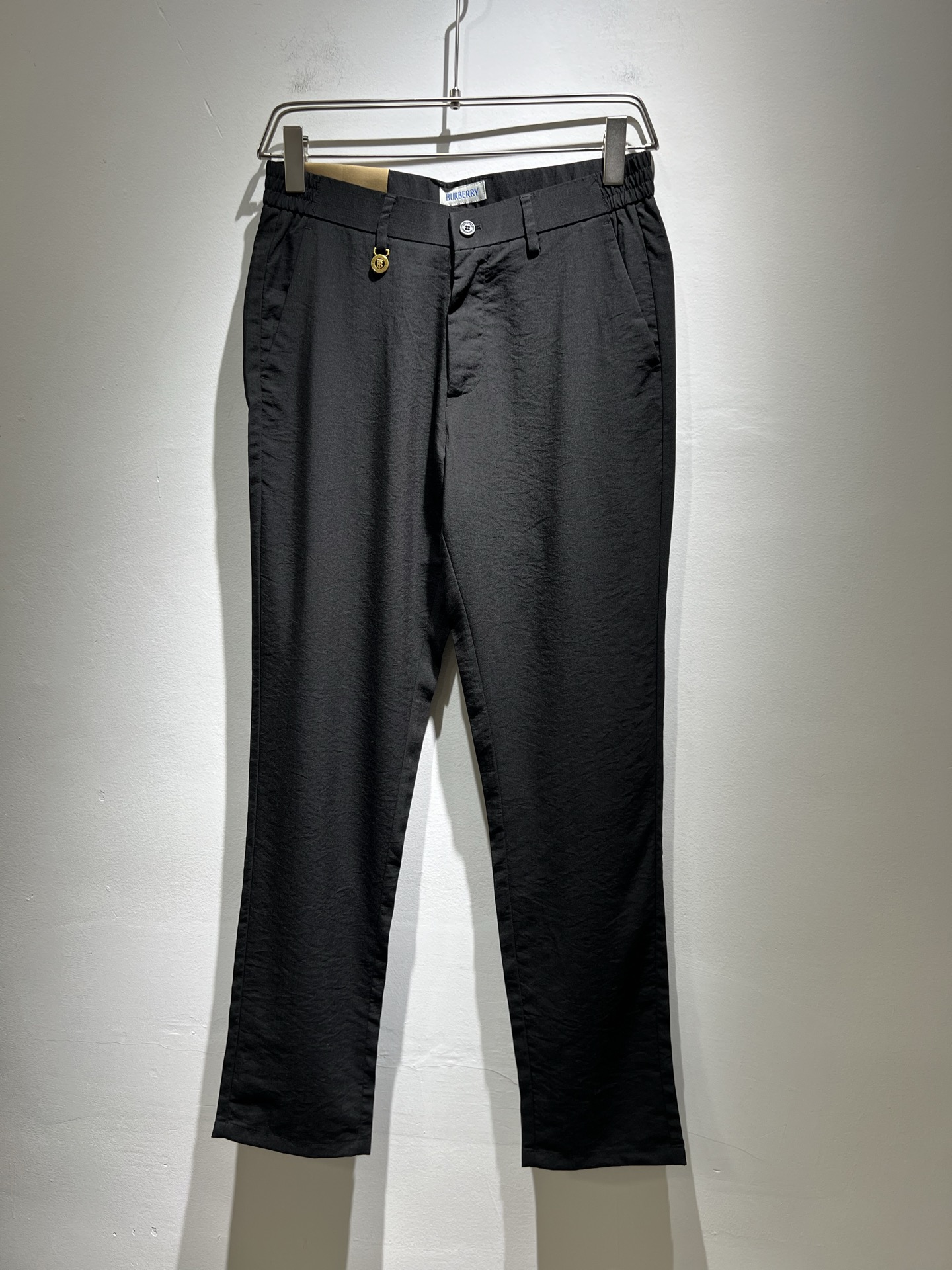 NO:139851,BURBER*Y Ba*li 2025 spring and summer men's casual cotton and linen trousers, classic basic men's small straight pants, simple solid color and versatile hardware logo accessories, classic inner British style strips wrapped around, obvious iconic, a must-have for wardrobe, on sale, full quality foreign trade orders. It has a strong British style. It has long been synonymous with luxury, quality, innovation and eternal classics. Its windbreaker is famous all over the world as a brand logo. It has a traditional British design style, with unique fabrics and elegant style. The drastic transformation design forms a continuous totem print, and the simple font replaces the classic knight logo, completely subverting the original style.  The counter model show series is very fashionable, a simple, refreshing, fashionable and versatile casual style. They are all super stylish, and it is the dazzling dark horse this season and the most appropriate color. Size 30-40 37 39, burberry, alexander wang19860909BURBER*Y巴*莉 2025春夏男士休闲棉麻西裤,男士经典基础款小直筒裤 简洁纯色百搭款五金logo辅料配合 经典内里英伦风条包边,标志性明显,衣橱必备,专柜在售,全品相外贸订单.是具有浓厚英伦风格.长久以来成为奢华、品质、创新以及永恒经典的代名词,旗下的风衣作为品牌标识享誉全球.带有一股英国传统的设计风格,独特的布料、大方优雅为主.大刀阔斧的转型设计,组成连续图腾印花,简约的字体取代了经典的骑士标志,彻头彻尾地颠覆了原始风格. 专柜模特走秀系列,非常时尚一款简单清爽时尚百搭休闲款,都超级有型,更是本季让人眼前一亮的黑马,也是最应景的色彩,尺码30-40 37 39,,burberry,alexander wang,Men's clothing
